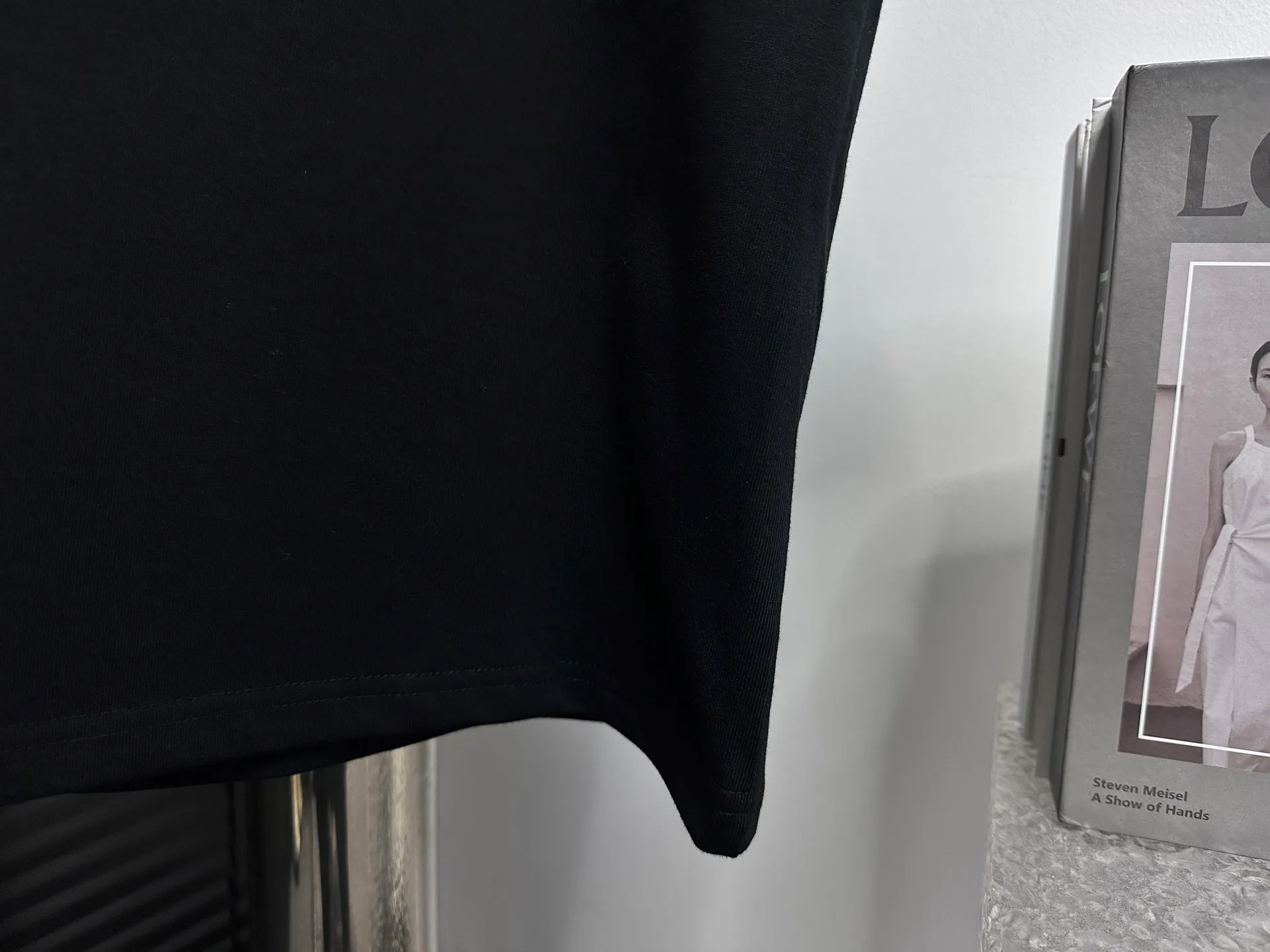 🅿️180 【ChaneL】Xiaoxiangfeng 25ss new round neck T-shirt. Pure cotton fabric, washed, soft and skin-friendly. The workmanship is meticulous, the thickness is moderate, the shape is simple and refined, independent and elegant. The same style for men and women, loose fit, fashionable and versatile for all ages. Color: Black White Size: S-XL