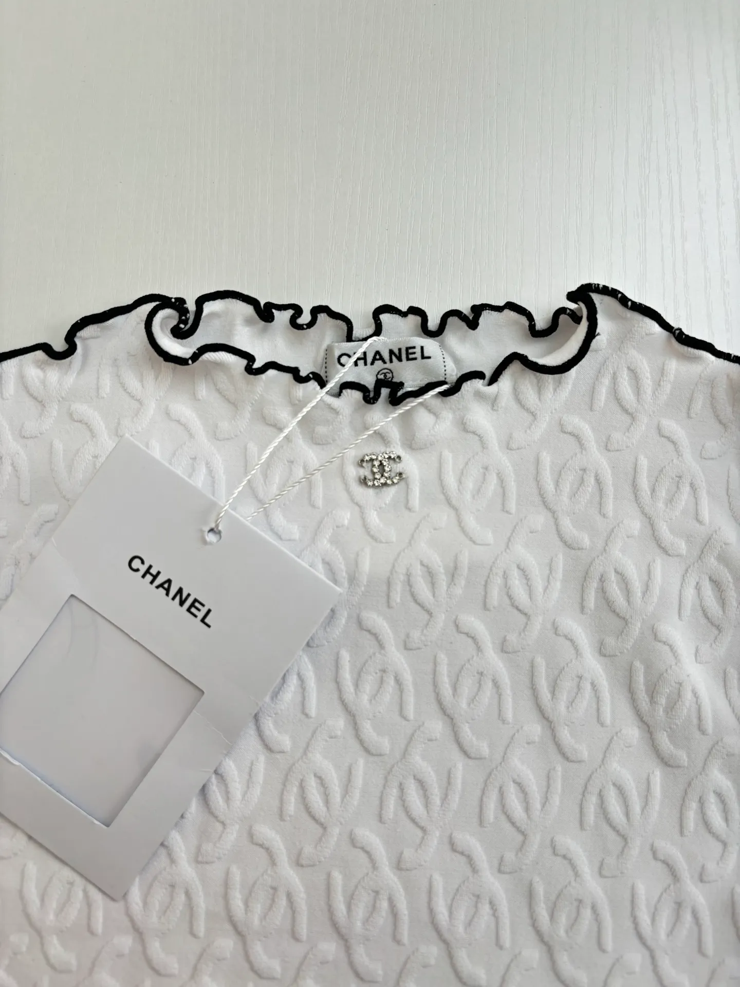 🅿️300 Chanel*/Chanel 25Ss new stand-up collar lace slim short sleeves. Customized imported materials, heavy craftsmanship. Presenting three-dimensional concave and convex double C texture, soft and comfortable, stand-up collar short-sleeved cut. Black and white contrasting colors outline the fungus lace outline, adding exquisite tonality. Three-dimensional double C texture throughout the body, fitting the body shape and making you slimmer. Decorated with double C logo on the chest to show the brand tonality. Versatile style regardless of age and skin color, match with skirts and trousers. Suitable for age-reducing fashionable western style Size: 36/38/40