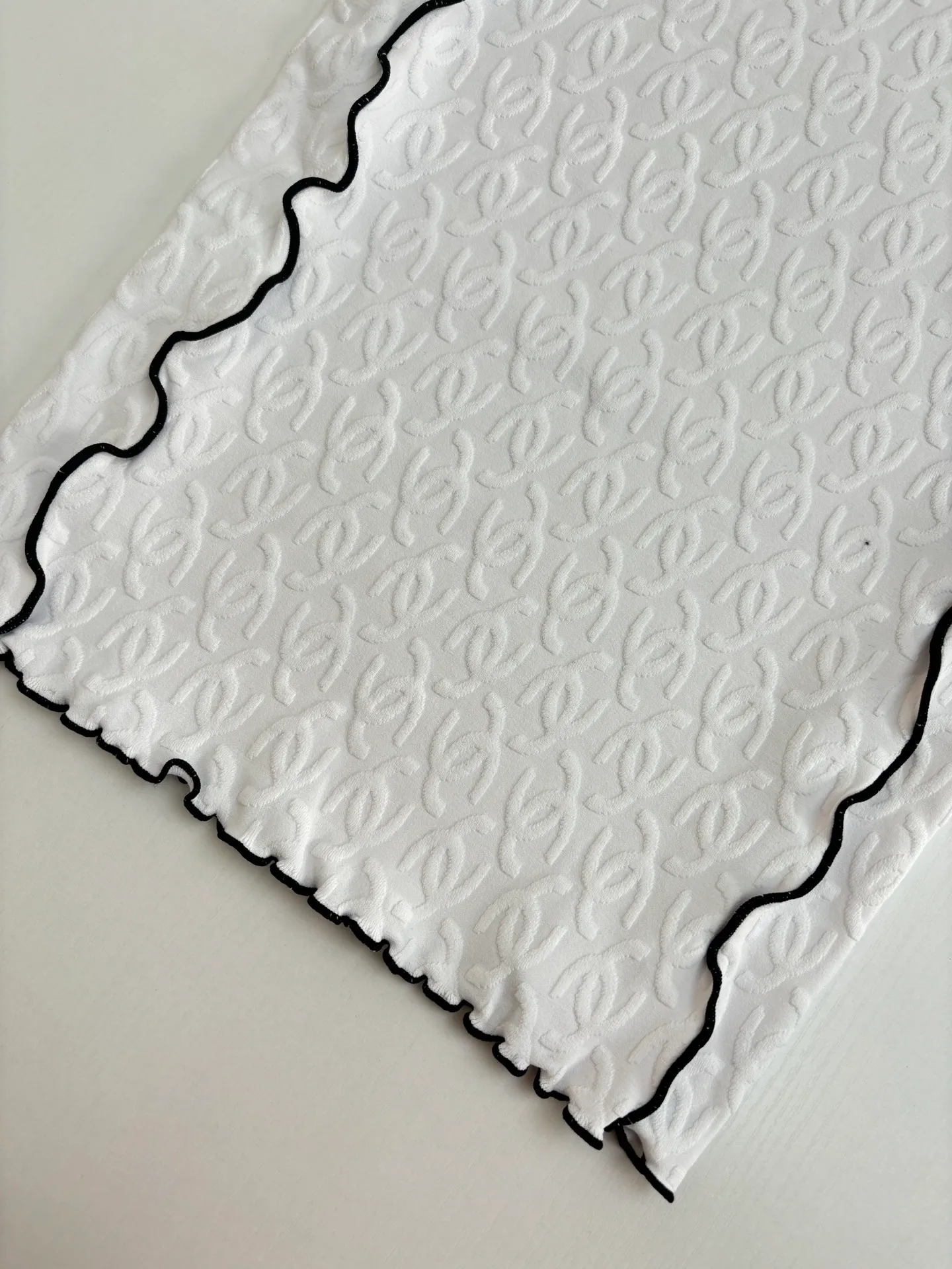 🅿️300 Chanel*/Chanel 25Ss new stand-up collar lace slim short sleeves. Customized imported materials, heavy craftsmanship. Presenting three-dimensional concave and convex double C texture, soft and comfortable, stand-up collar short-sleeved cut. Black and white contrasting colors outline the fungus lace outline, adding exquisite tonality. Three-dimensional double C texture throughout the body, fitting the body shape and making you slimmer. Decorated with double C logo on the chest to show the brand tonality. Versatile style regardless of age and skin color, match with skirts and trousers. Suitable for age-reducing fashionable western style Size: 36/38/40