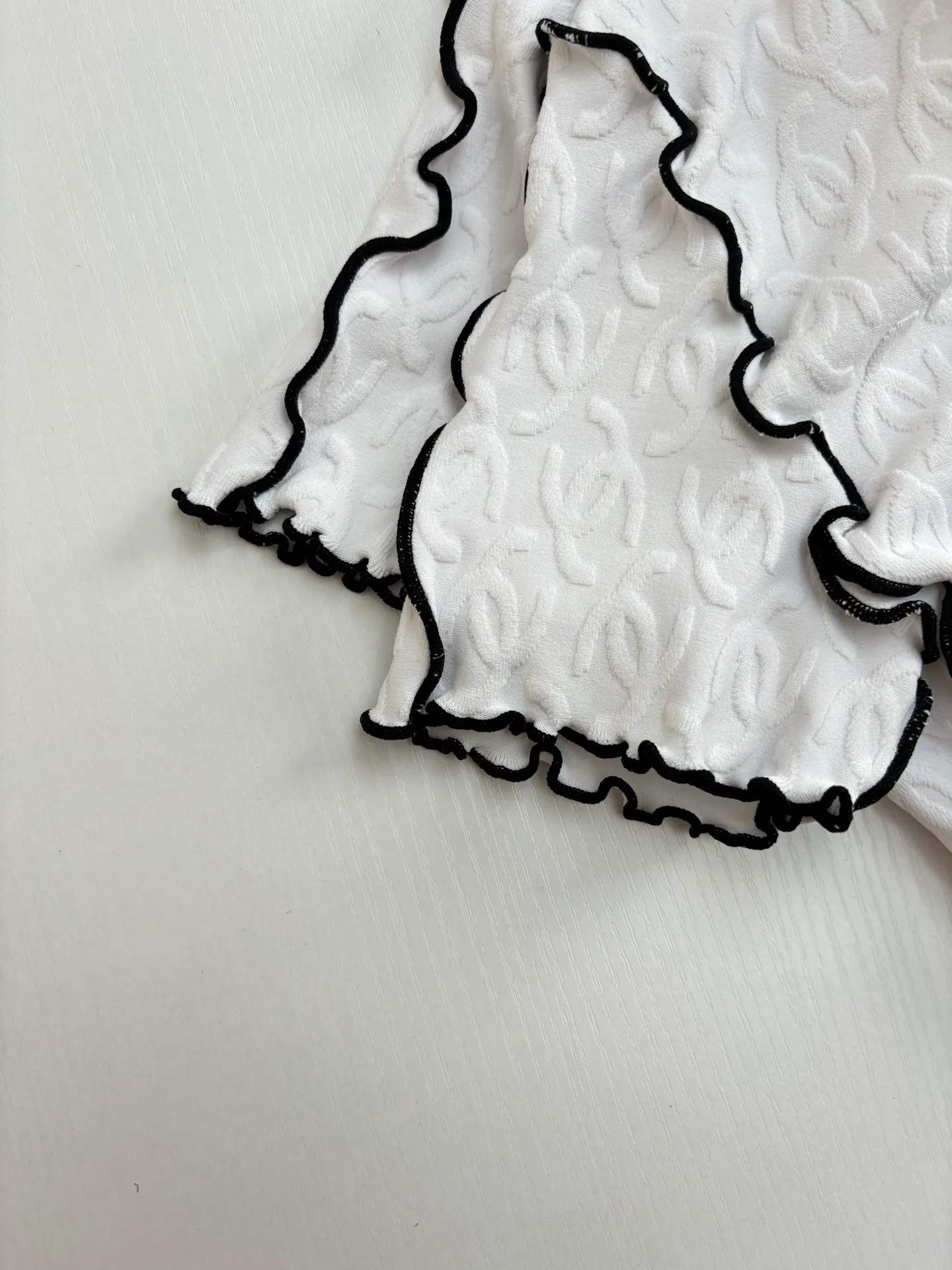 🅿️300 Chanel*/Chanel 25Ss new stand-up collar lace slim short sleeves. Customized imported materials, heavy craftsmanship. Presenting three-dimensional concave and convex double C texture, soft and comfortable, stand-up collar short-sleeved cut. Black and white contrasting colors outline the fungus lace outline, adding exquisite tonality. Three-dimensional double C texture throughout the body, fitting the body shape and making you slimmer. Decorated with double C logo on the chest to show the brand tonality. Versatile style regardless of age and skin color, match with skirts and trousers. Suitable for age-reducing fashionable western style Size: 36/38/40