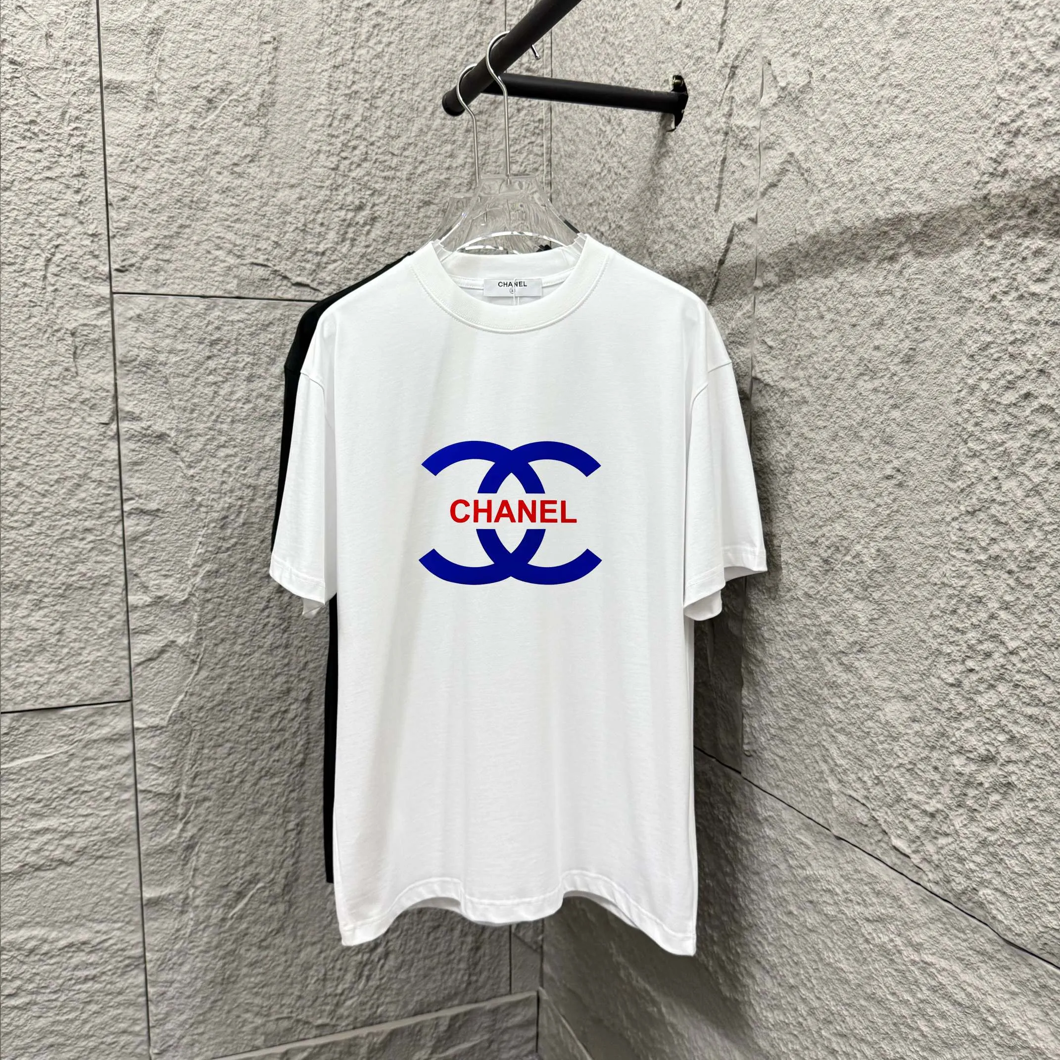 🅿️180 CHANE*Chanel*er 2025 spring and summer new style Classic letter totem Three-dimensional flocking technology Customized double yarn plain cotton fabric Short-sleeved T-shirt Uniform style for men and women Color: black white Size: S (90-130 pounds) M (120-150 pounds) L (140-165 pounds) XL (160-180 pounds) XXL (180-210 pounds)
