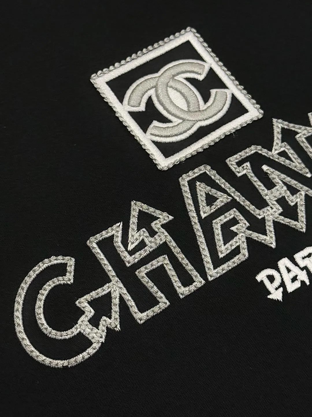 🅿️190 [High Quality] CHANEL 25ss. The Xiaoxiang Logo is made of floating tone embroidery and high-tech embroidery in English to make a round-neck short-sleeved T-shirt with a personalized street design style. The fabric is made of 32 counts of 280g fine cotton double yarn fabric. Original fabric. Official same style. Customized vat-dyed fabric. Very comfortable to touch. Latest brick cabinet synchronization for spring and summer. Fashionable and individual. Super versatile and good-looking. Very suitable for both men and women. Must-have style. Tag. Collar label. Washed wheat. Complete with three labels. Color: black, white. Size: S~XL