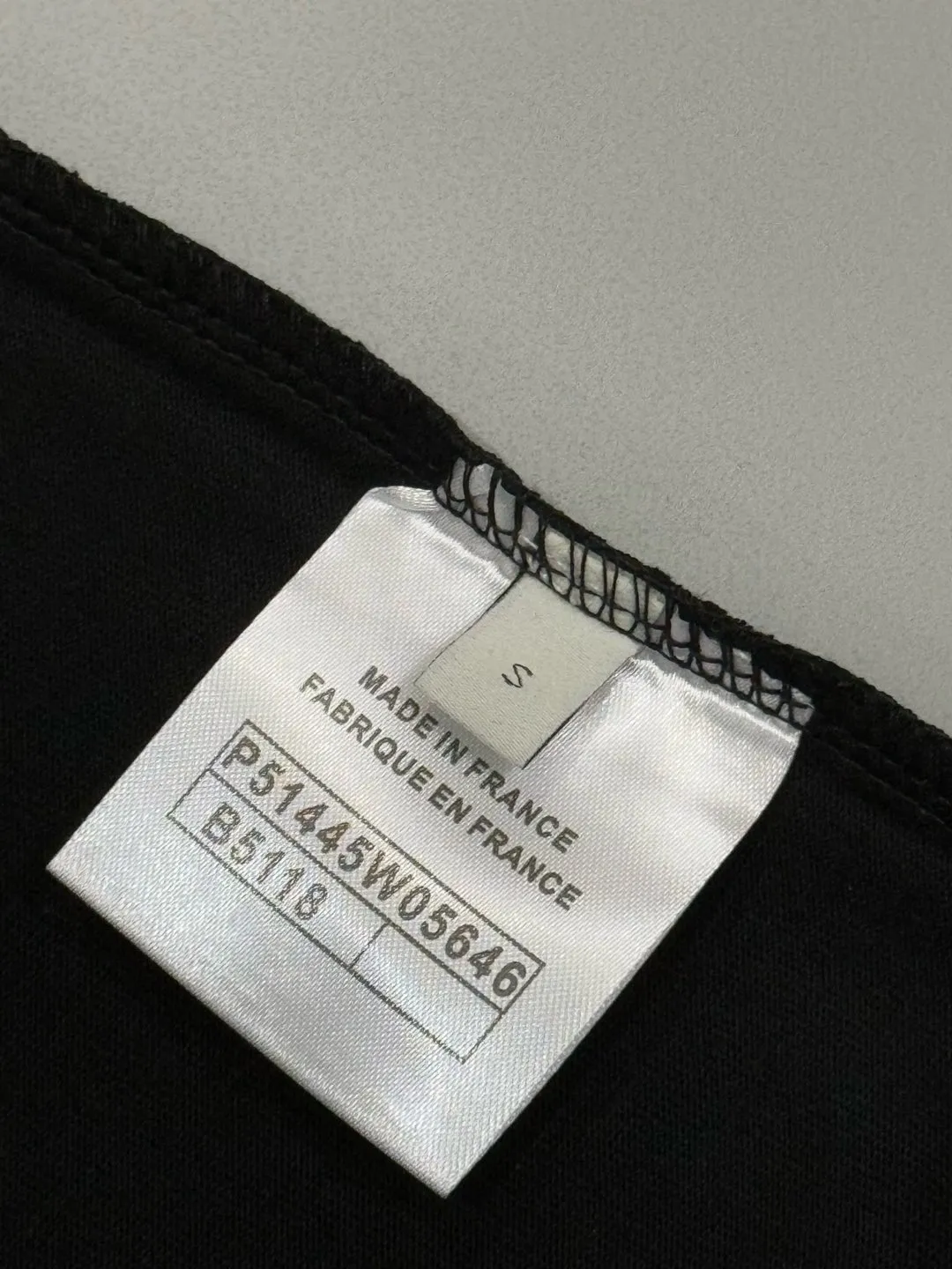 🅿️190 [High Quality] CHANEL 25ss. The Xiaoxiang Logo is made of floating tone embroidery and high-tech embroidery in English to make a round-neck short-sleeved T-shirt with a personalized street design style. The fabric is made of 32 counts of 280g fine cotton double yarn fabric. Original fabric. Official same style. Customized vat-dyed fabric. Very comfortable to touch. Latest brick cabinet synchronization for spring and summer. Fashionable and individual. Super versatile and good-looking. Very suitable for both men and women. Must-have style. Tag. Collar label. Washed wheat. Complete with three labels. Color: black, white. Size: S~XL