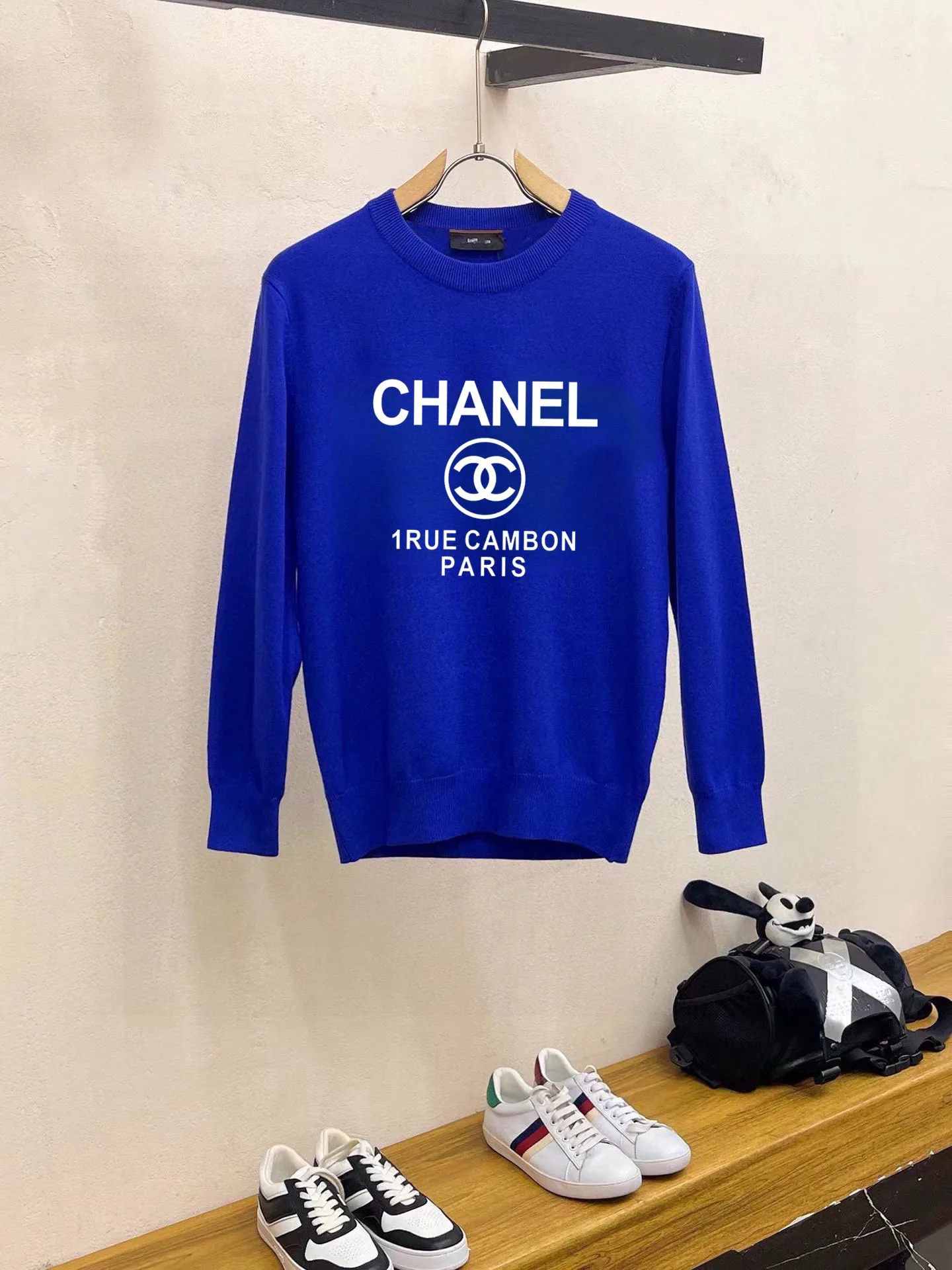 🅿️240 【CHANEL】Autumn and winter classic round neck pullover sweater, in full condition! ! ! Wool blended fabric, the latest model in 2025, golden ratio! ! Slim-fitting soft gold, versatile and practical item, the combination and practicality are extremely powerful, simple and elegant, and classy! To create your own style, it is highly recommended to buy it in two colors. The standard slim fit tailoring process is suitable for both young and old men. It is knitted from wool and will not cause any discomfort! While keeping warm, it is stylish, textured and wearable, and the classic logo with contrasting colors on the chest feels in place! ! Recommended for regular customers! ! Size M-3XL (maximum wear: 190 pounds)