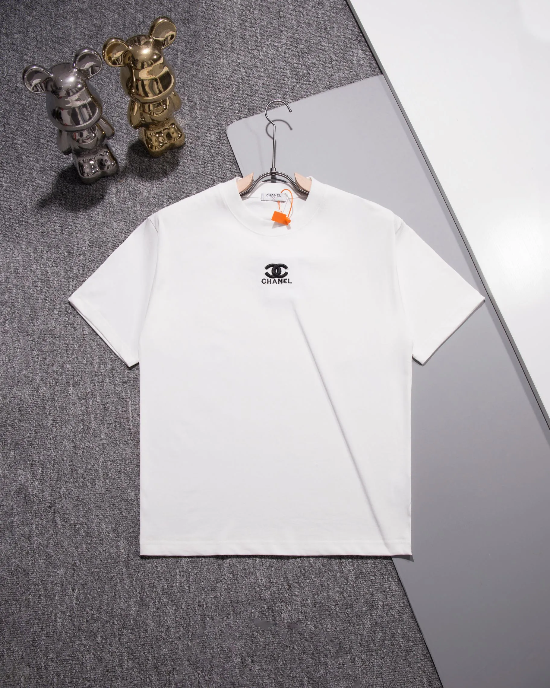 🅿️200 CHANEL Chanel round neck short-sleeved T-shirt embroidered 🪡 small label LOGO official synchronization 1:1 original mold opening fashion personality versatile trend pure original quality original washed fabrics hang tag collar label washed wheat three labels complete Color: Black. White. Size: S M L XL