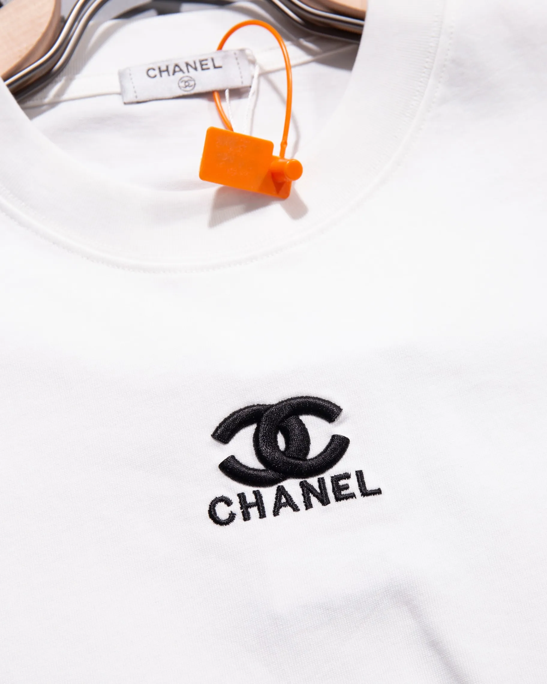 🅿️200 CHANEL Chanel round neck short-sleeved T-shirt embroidered 🪡 small label LOGO official synchronization 1:1 original mold opening fashion personality versatile trend pure original quality original washed fabrics hang tag collar label washed wheat three labels complete Color: Black. White. Size: S M L XL