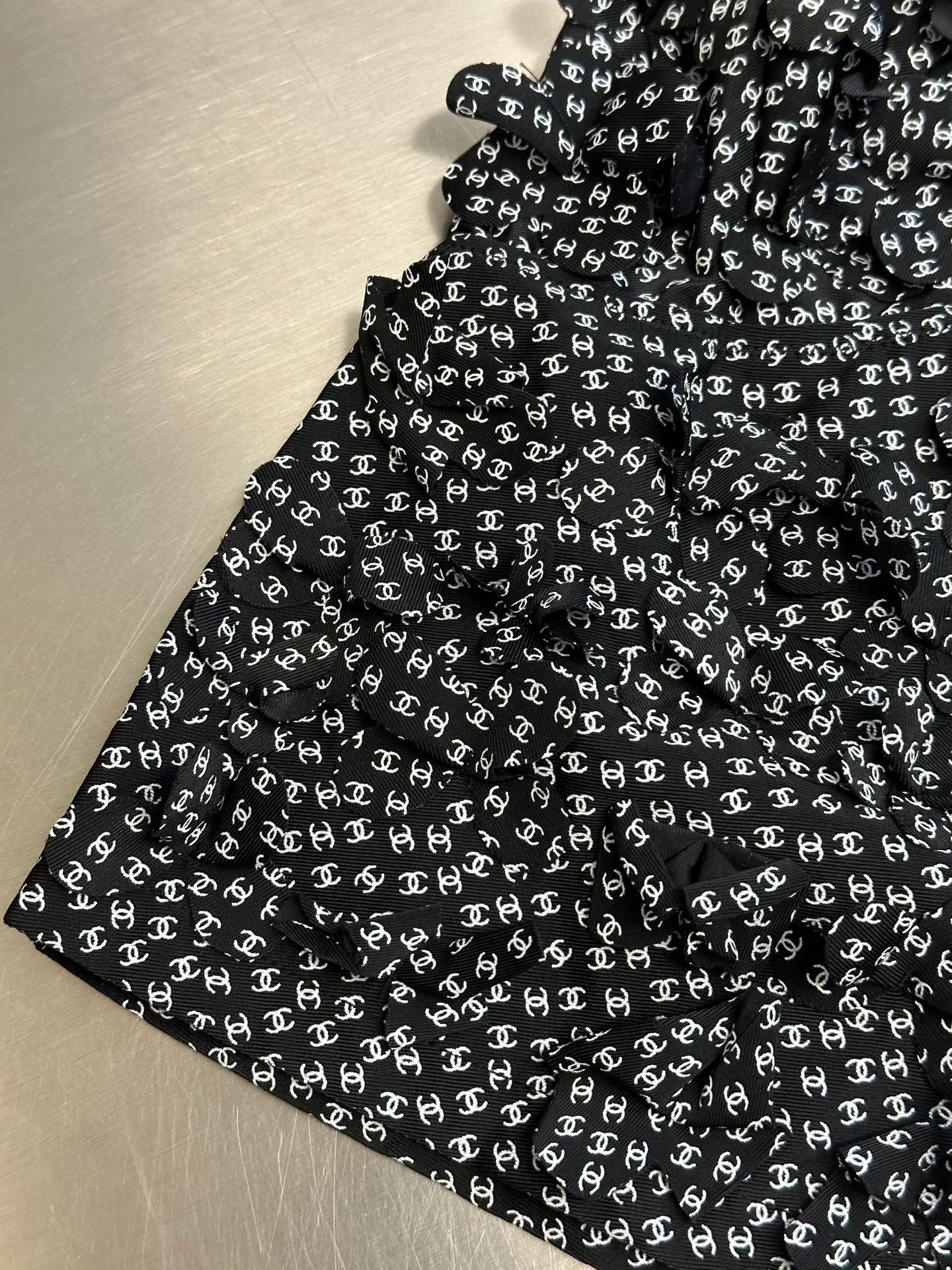 A set 🅿️920 (the set is not sold separately) Chanel beach style floral suit with small suspenders and short skirt, heavy craftsmanship, each flower is sewn by hand!  size：s m l