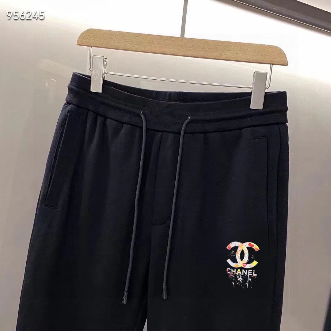 🅿️460 brand [CHANEL Chanel] (velvet and thickened) 2025 autumn and winter new products, stars’ favorite fashion-flavored casual suits, clean and neat tailoring, full of urban style. Made of high-quality custom-made fabrics, the inner warmth is excellent, the hand feels soft and dry, and the upper body effect is crisp and stylish. The three-dimensional cutting process and the pattern are all of high standards, and the silhouette version has the right benefits! It is not tight at all, and you feel good when you put it on. So many top-quality raw materials create high-end products with unparalleled value. It is the first choice for high-end fashion people. (Size: M-4XL can wear up to 200 pounds)