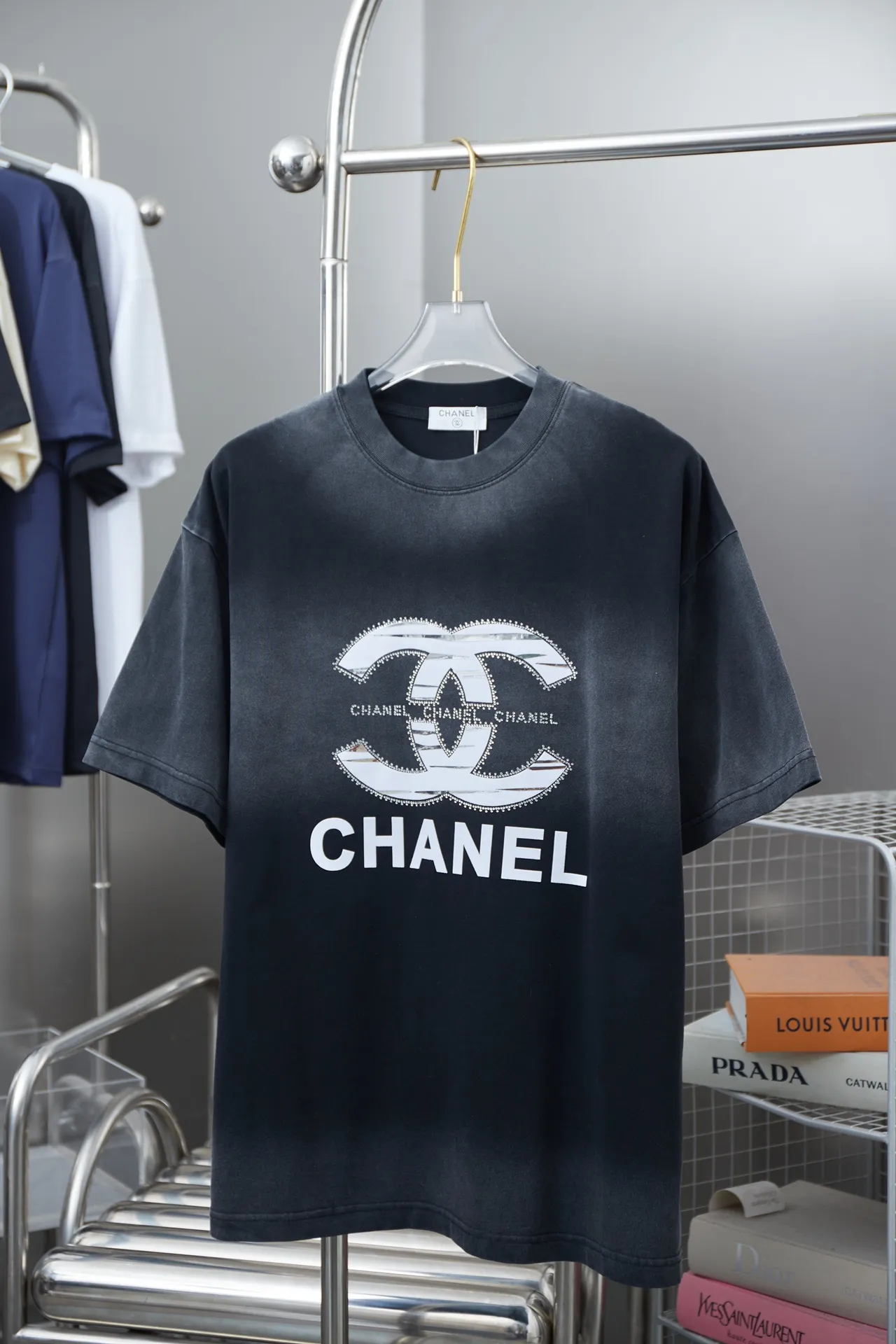 🅿️230 CHAN Xiaoxiangfeng 25SS early spring new style, flocked double C hot-drilled short sleeves, light luxury, essential item for daily commuting for men and women, correct version, welcome to compare, detailed features · 280g 100% pure cotton double yarn jersey fabric · Custom dyed in the same vat, special thickened 32 pieces double-strand 1X1 thread · Three-dimensional beautiful velvet double C letter logo➕Silver edge cutting➕Australian imported diamonds · Ready-made garments are dyed, then faded and fried with snowflakes, then washed to make them look old · Common washing improves the effect · Double-needle stitching and seam-crossing process · Original main mark, washed tag, branded moisture-proof paper packaging Color: black/white Size: S/M/L/XL
