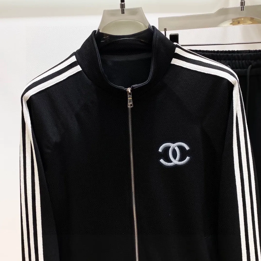 🅿️580 [CHANEL Chanel] Hot-selling suit is coming. Focus on the original version of the official website. 2025 new hot-selling cardigan and sweatshirt suit. The original order is the best. 🇭🇰The meticulous work of top designers. Just for a fitting and perfect upper body effect. All-natural high-quality Tencel Roman cotton 100%, close-fitting comfort, noble and elegant! Original hardware embodies elegance and nobility! Counter size: M-3XL (maximum wear up to 190 pounds)