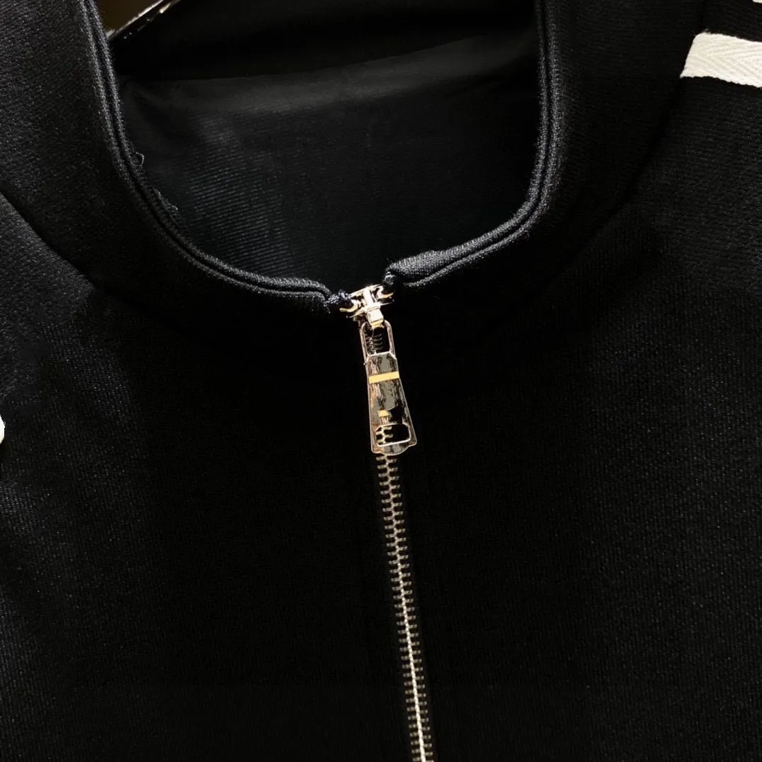 🅿️580 [CHANEL Chanel] Hot-selling suit is coming. Focus on the original version of the official website. 2025 new hot-selling cardigan and sweatshirt suit. The original order is the best. 🇭🇰The meticulous work of top designers. Just for a fitting and perfect upper body effect. All-natural high-quality Tencel Roman cotton 100%, close-fitting comfort, noble and elegant! Original hardware embodies elegance and nobility! Counter size: M-3XL (maximum wear up to 190 pounds)