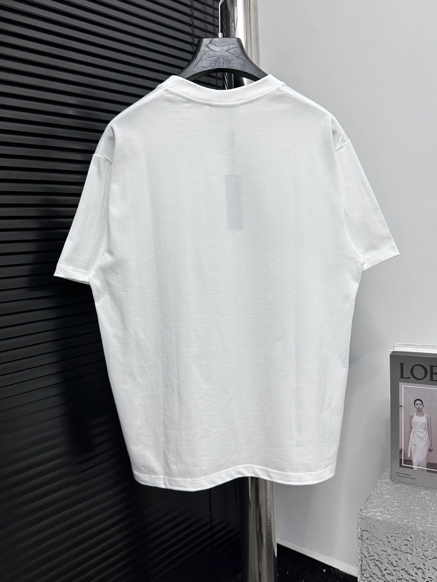 🅿️180 【ChaneL】Xiaoxiangfeng 25ss new round neck T-shirt. Pure cotton fabric, washed, soft and skin-friendly. The workmanship is meticulous, the thickness is moderate, the shape is simple and refined, independent and elegant. The same style for men and women, loose fit, fashionable and versatile for all ages. Color: Black White Size: S-XL