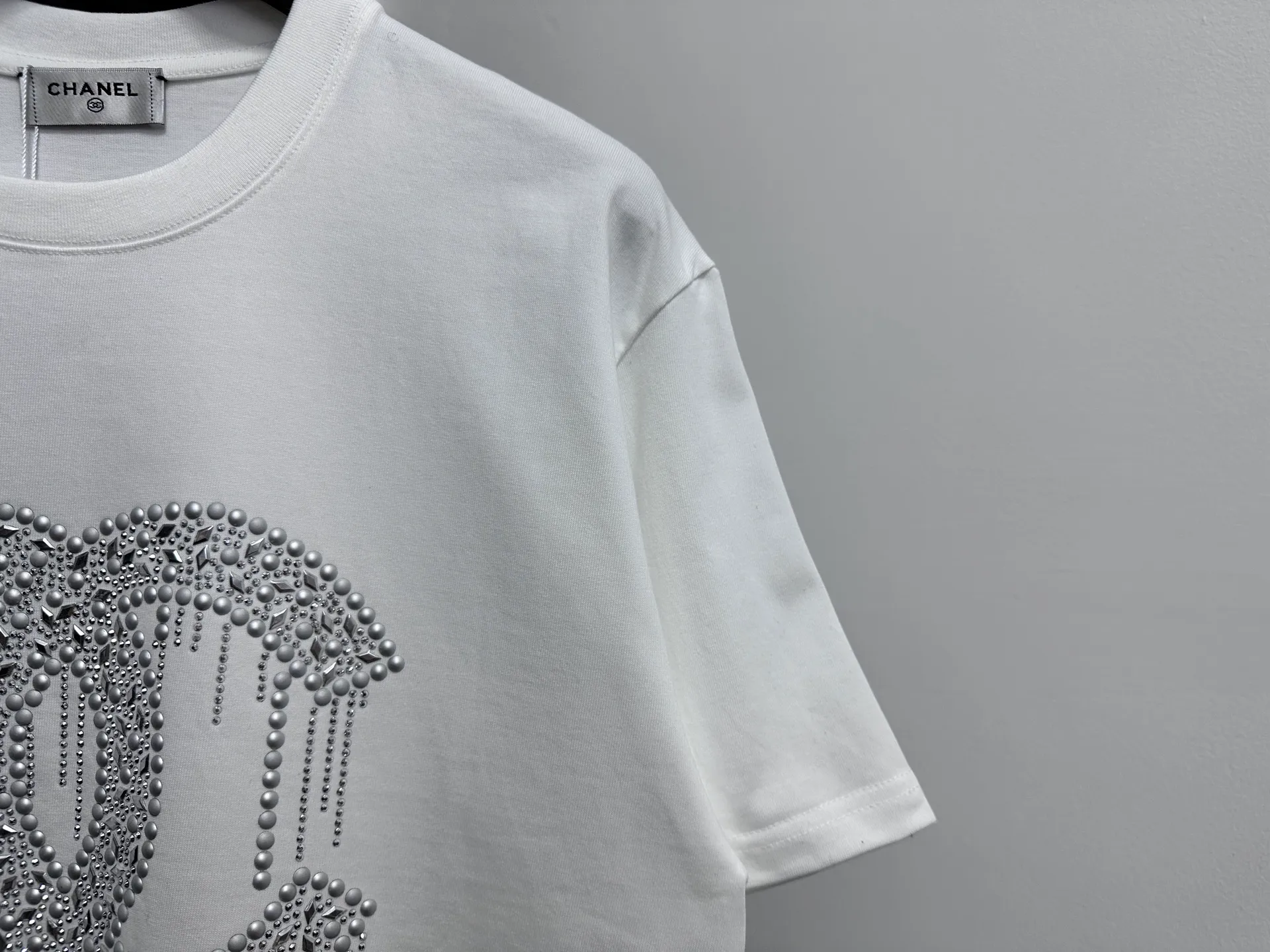 🅿️180 【ChaneL】Xiaoxiangfeng 25ss new round neck T-shirt. Pure cotton fabric, washed, soft and skin-friendly. The workmanship is meticulous, the thickness is moderate, the shape is simple and refined, independent and elegant. The same style for men and women, loose fit, fashionable and versatile for all ages. Color: Black White Size: S-XL