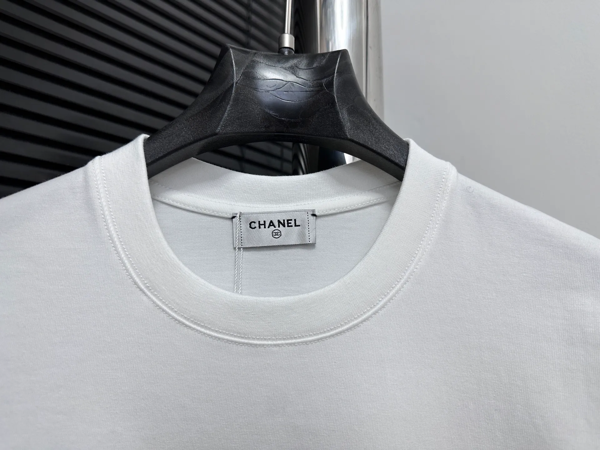 🅿️180 【ChaneL】Xiaoxiangfeng 25ss new round neck T-shirt. Pure cotton fabric, washed, soft and skin-friendly. The workmanship is meticulous, the thickness is moderate, the shape is simple and refined, independent and elegant. The same style for men and women, loose fit, fashionable and versatile for all ages. Color: Black White Size: S-XL