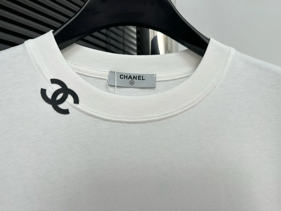 🅿️170 【ChaneL】Xiaoxiangfeng 25ss new round neck T-shirt. Pure cotton fabric, washed, soft and skin-friendly. The workmanship is meticulous, the thickness is moderate, the shape is simple and refined, independent and elegant. The same style for men and women, loose fit, fashionable and versatile for all ages. Color: Black White Size: XS-L
