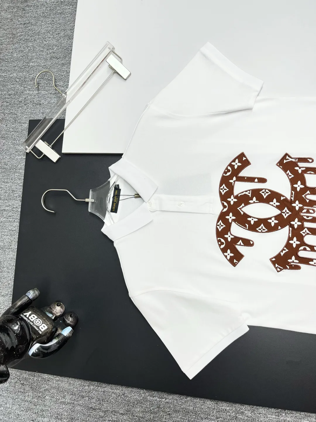 🅿️210 CHANEL&LV Chanel Louis Vuitton joint letter embroidered new Polo shirt Original fabric Original customized accessories Official same style Made of 210 grams of mercerized pique fabric, customized in the same vat dyed fabric It feels very comfortable and smooth The version is quite wide and stylish Produced by a first-line brand OEM factory Imported Behringer embroidery machine The embroidery is full and textured The ribs on the collar and mouth are woven with imported yarn and will not deform after long-term wear The latest spring and summer style, fashionable and personalized, super versatile and good-looking, very suitable for both men and women, a must-have style for everyone. Color: black, white, pink, size: M-XXXL