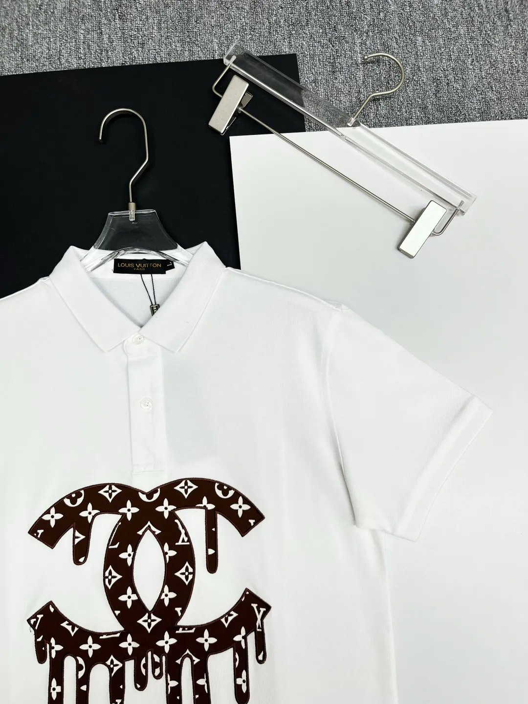 🅿️210 CHANEL&LV Chanel Louis Vuitton joint letter embroidered new Polo shirt Original fabric Original customized accessories Official same style Made of 210 grams of mercerized pique fabric, customized in the same vat dyed fabric It feels very comfortable and smooth The version is quite wide and stylish Produced by a first-line brand OEM factory Imported Behringer embroidery machine The embroidery is full and textured The ribs on the collar and mouth are woven with imported yarn and will not deform after long-term wear The latest spring and summer style, fashionable and personalized, super versatile and good-looking, very suitable for both men and women, a must-have style for everyone. Color: black, white, pink, size: M-XXXL
