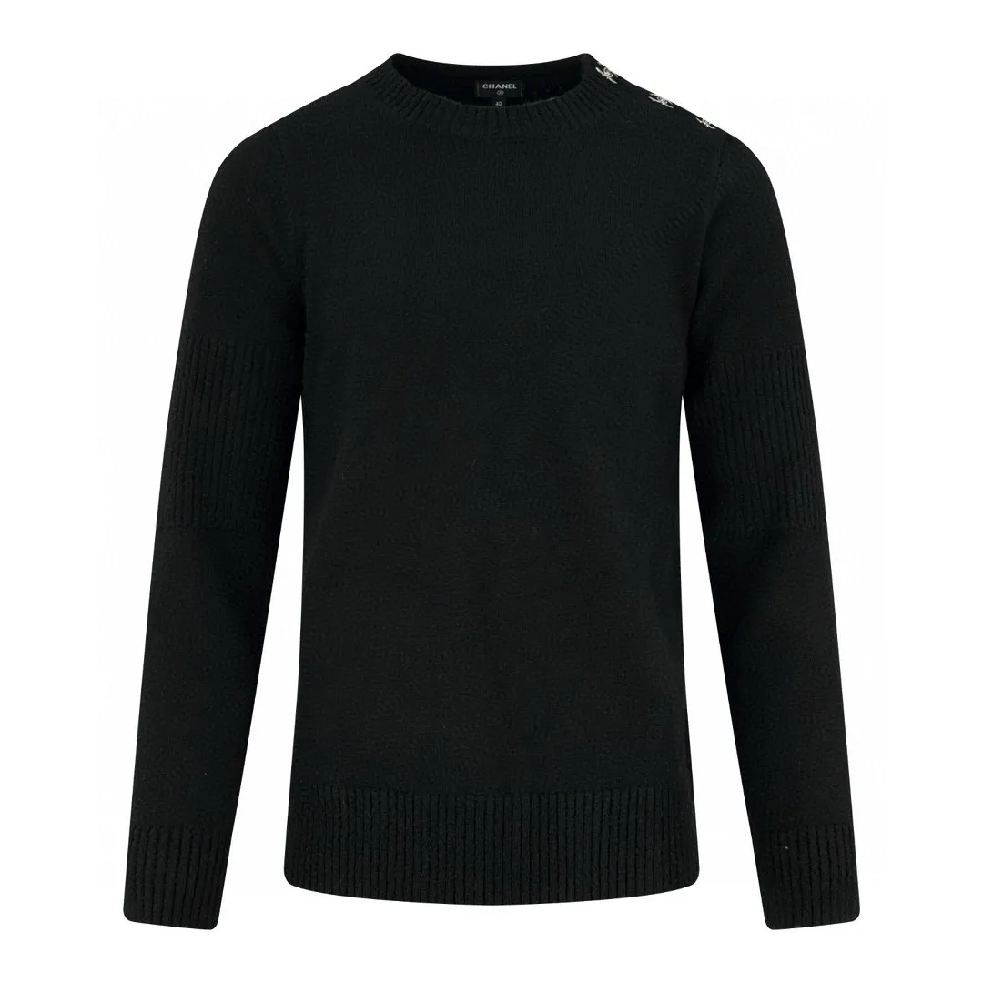 🅿️500 [Exclusive supply] Chanel schoolbag button crew neck sweater (black) The fabric is made of custom-woven floral velvet with wool fabric. It has a natural luster and is soft and skin-friendly. It is based on deep black. It is not noisy but has its own light. The shoulders are cleverly integrated into the iconic Chanel schoolbag button design. It is like a smart musical note. It injects a luxurious soul into the simple silhouette. It fits the body lines with a lazy yet elegant posture. It is more calm and restrained under the black rendering. It forms an elegant scenery by itself, using three-dimensional seams. It uses specific sewing methods at the seams to make clothes more three-dimensional and fit the body. The workmanship is cumbersome and complex, and manual sewing machines are required to start and nail the buttons. Precisely start the needle at the starting point of the buttons. Use high-quality needle threads and special sewing machines to sew at a constant speed along the preset path to maintain uniform strength. Ensure beautiful seams, and soften and deodorize the garments through washing. The clothes are deeply cleaned and deodorized through professional washing equipment and specific detergents. Improves the feel and appearance of clothing. Size:38-40-42-44-46