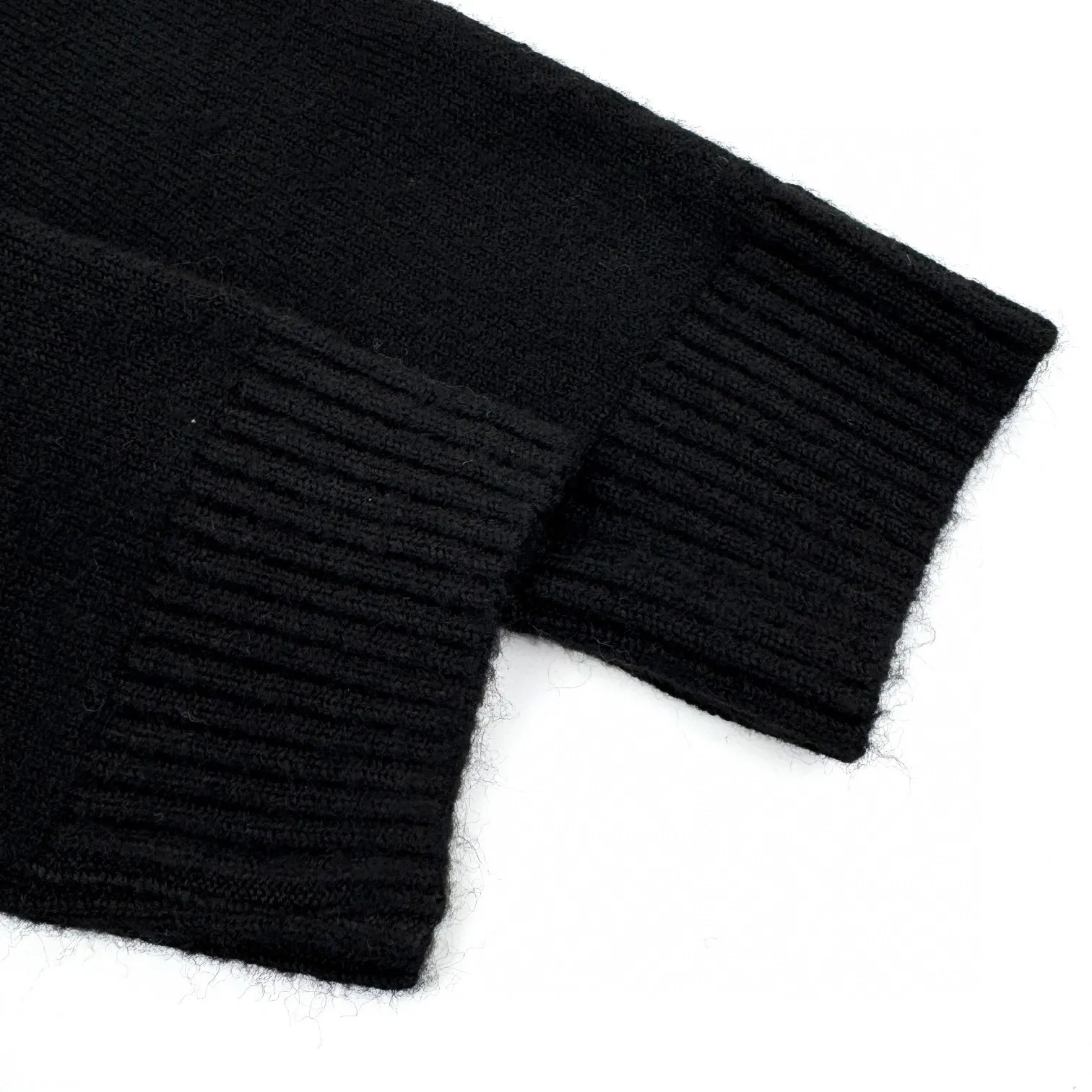 🅿️500 [Exclusive supply] Chanel schoolbag button crew neck sweater (black) The fabric is made of custom-woven floral velvet with wool fabric. It has a natural luster and is soft and skin-friendly. It is based on deep black. It is not noisy but has its own light. The shoulders are cleverly integrated into the iconic Chanel schoolbag button design. It is like a smart musical note. It injects a luxurious soul into the simple silhouette. It fits the body lines with a lazy yet elegant posture. It is more calm and restrained under the black rendering. It forms an elegant scenery by itself, using three-dimensional seams. It uses specific sewing methods at the seams to make clothes more three-dimensional and fit the body. The workmanship is cumbersome and complex, and manual sewing machines are required to start and nail the buttons. Precisely start the needle at the starting point of the buttons. Use high-quality needle threads and special sewing machines to sew at a constant speed along the preset path to maintain uniform strength. Ensure beautiful seams, and soften and deodorize the garments through washing. The clothes are deeply cleaned and deodorized through professional washing equipment and specific detergents. Improves the feel and appearance of clothing. Size:38-40-42-44-46