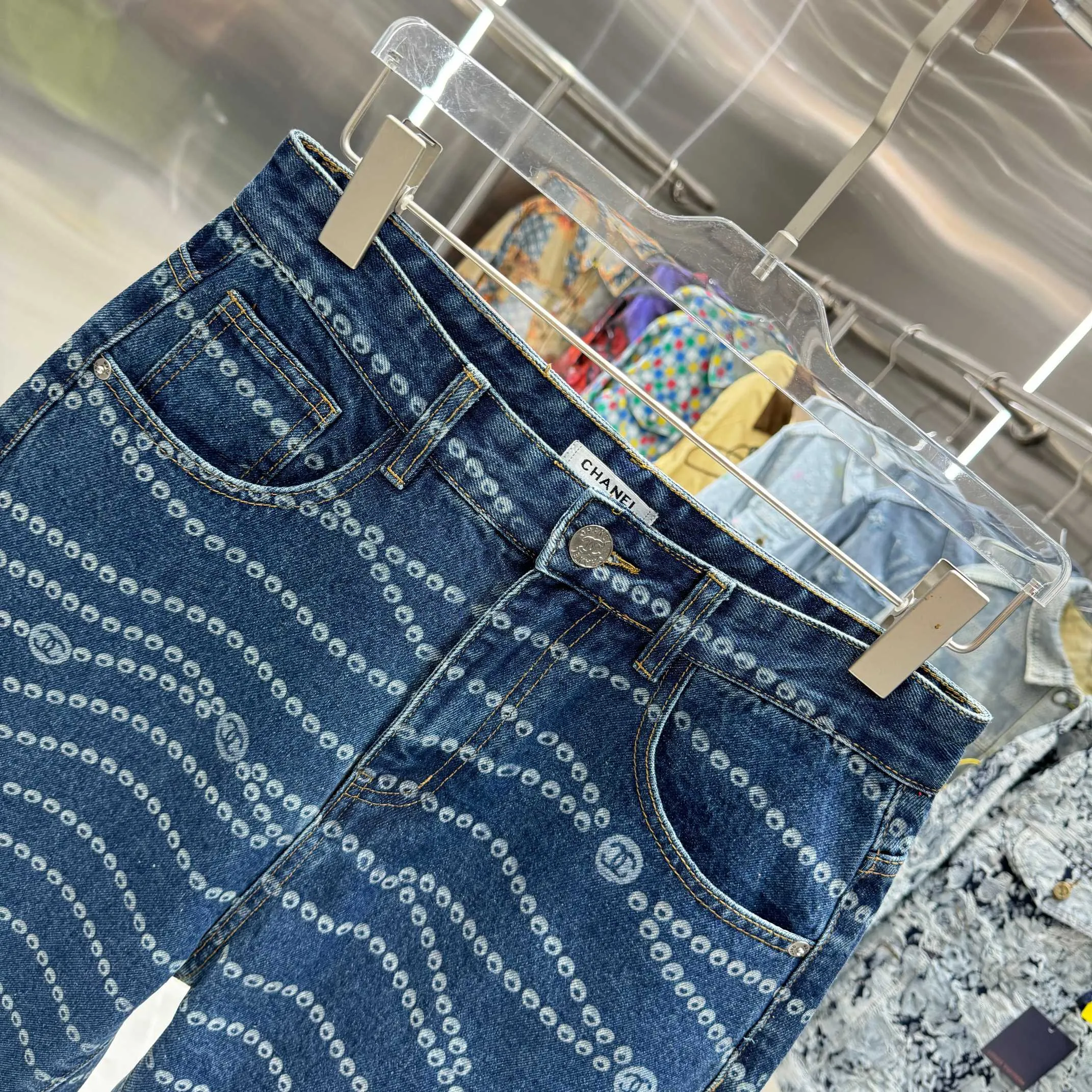 🅿️250 [New model on the shelves] 𝐂𝐇𝐀𝐍𝐄L 2025 spring and summer new jeans, Xiaoxiang trendy double C laser burning process! Original development of custom fabrics! A must-have item for Bai Fumei. The slimming artifact looks great on your upper body! Original customized high-weave organic cotton denim with soft and delicate texture! The nostalgic retro wash has a fashionable and high-end tone! The original customized perfect trousers make the upper body look slimmer! The quality of workmanship depends on the details. Color Blue Size: 28 30 32 34 36