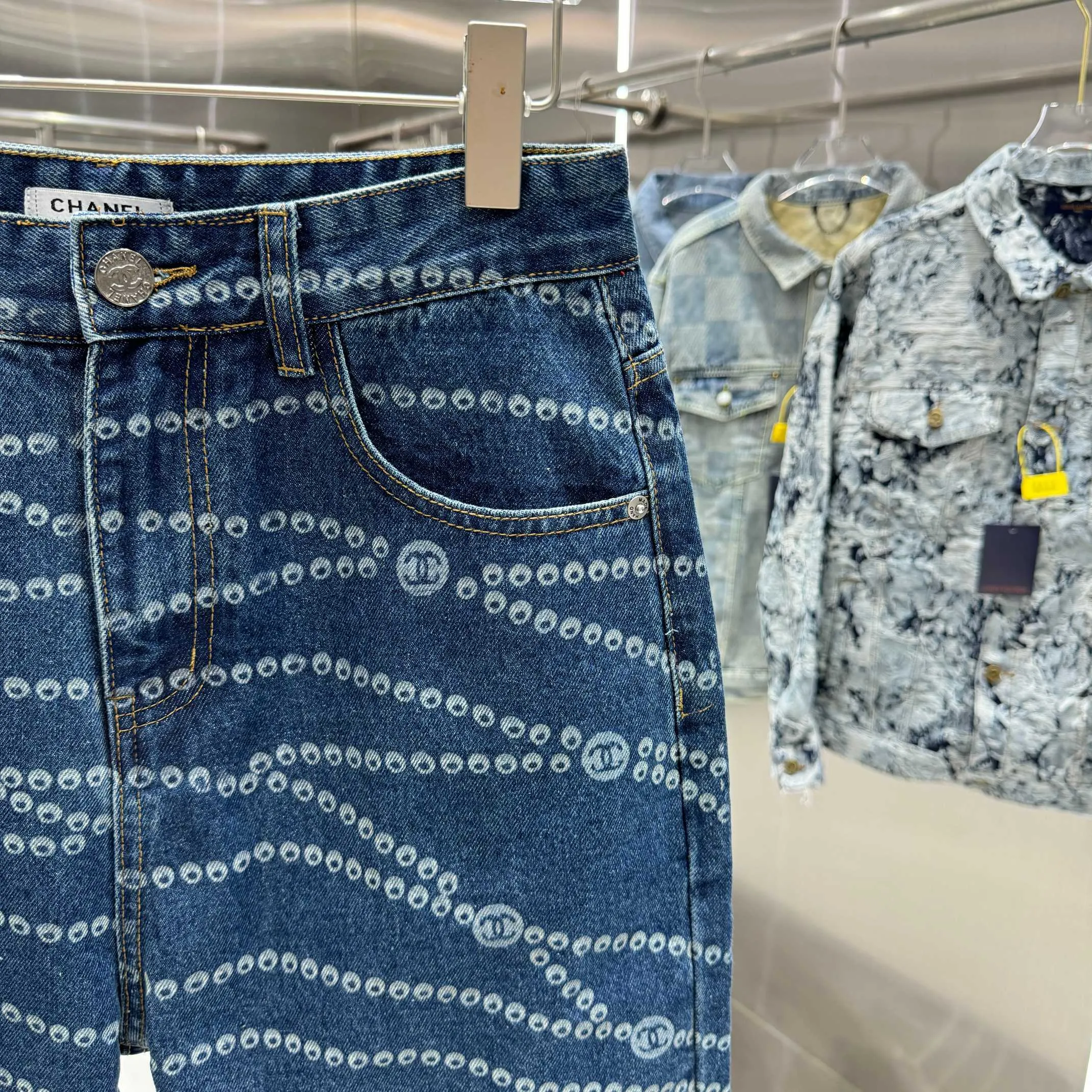 🅿️250 [New model on the shelves] 𝐂𝐇𝐀𝐍𝐄L 2025 spring and summer new jeans, Xiaoxiang trendy double C laser burning process! Original development of custom fabrics! A must-have item for Bai Fumei. The slimming artifact looks great on your upper body! Original customized high-weave organic cotton denim with soft and delicate texture! The nostalgic retro wash has a fashionable and high-end tone! The original customized perfect trousers make the upper body look slimmer! The quality of workmanship depends on the details. Color Blue Size: 28 30 32 34 36