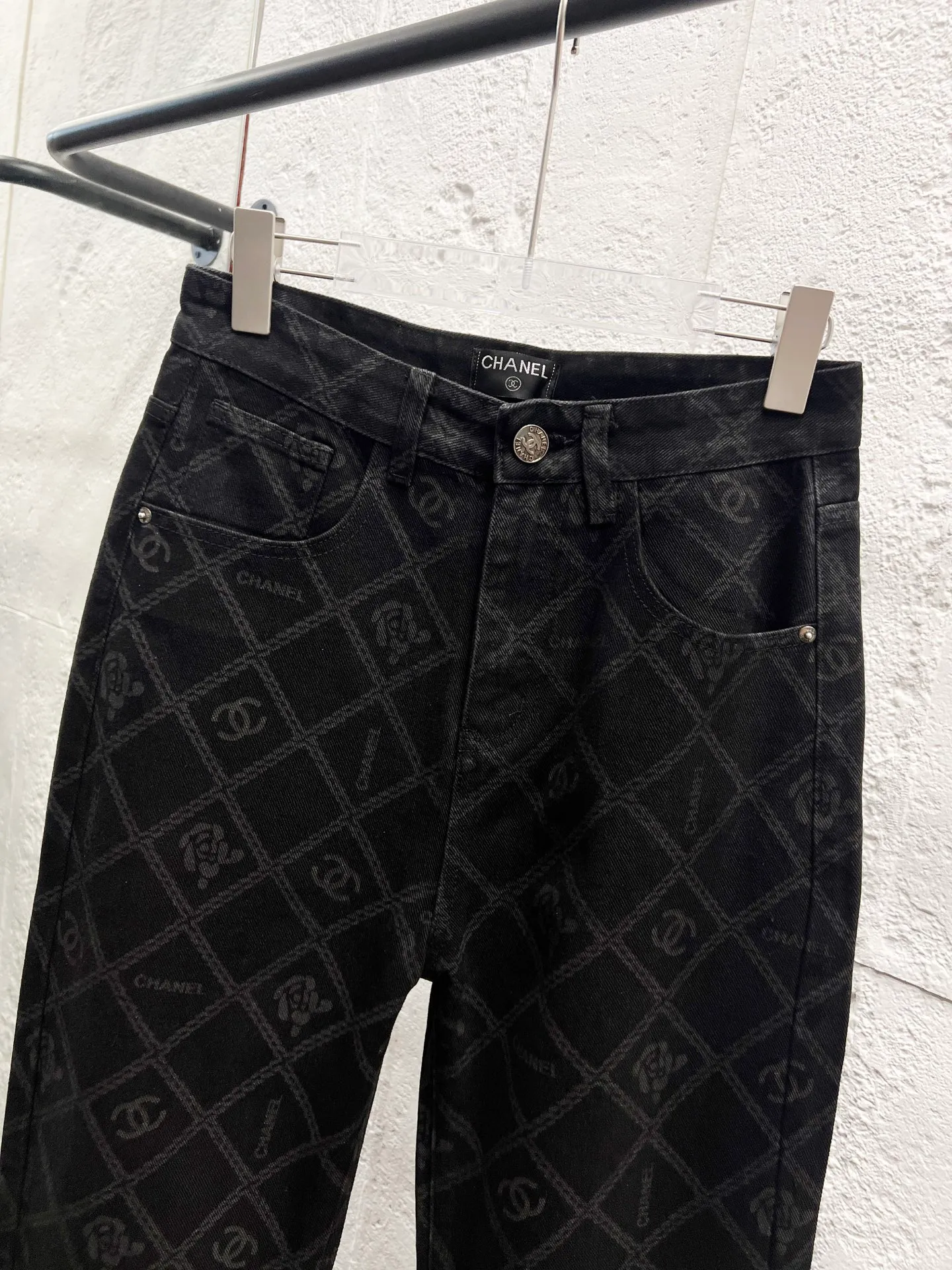 🅿️260 Style number: 898 CHANEL & Chanel CH classic cross-chain camellia logo jeans ⚠Original purchase and development version technology to produce high version. Made of washed denim fabric. Special washing process. Tie-dye step. Washed many times to make the denim evenly distressed. The distressing process is flawless. The process is very cumbersome. Each paving material has the brand logo. Three labels are complete. Color: black Size: M L Xl XXL