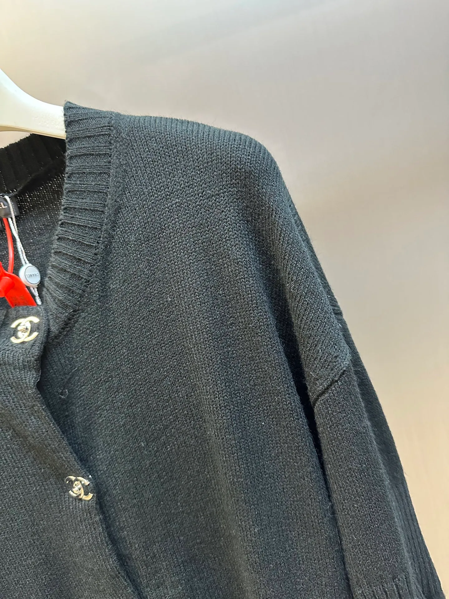 🅿️600 Chanel school bag button knitted cardigan, made of custom cashmere brocade blend, with the iconic double C buckle decorating the entire frame, highlighting the brand's distinguished identity. Using three-dimensional seam stitching, it uses a specific sewing method at the seams to make the clothing more three-dimensional and fit the body.  The needle is started and nailed by a manual special machine, and the needle is accurately started at the starting point of the button. It uses high-quality needles and threads and a special sewing machine to sew at a constant speed along the preset path, maintaining uniform strength to ensure beautiful stitches.  size：40 42 44 46