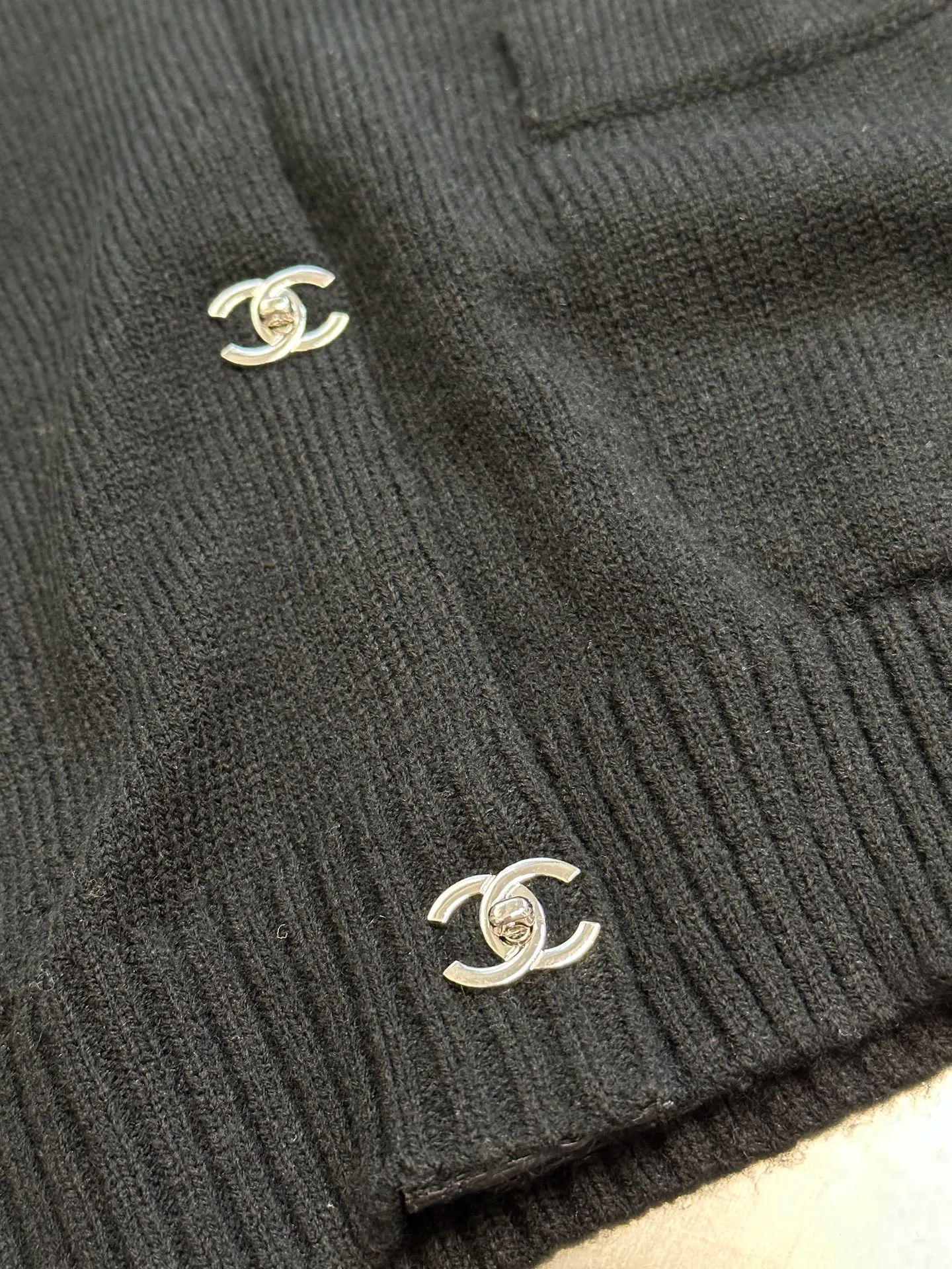 🅿️600 Chanel school bag button knitted cardigan, made of custom cashmere brocade blend, with the iconic double C buckle decorating the entire frame, highlighting the brand's distinguished identity. Using three-dimensional seam stitching, it uses a specific sewing method at the seams to make the clothing more three-dimensional and fit the body.  The needle is started and nailed by a manual special machine, and the needle is accurately started at the starting point of the button. It uses high-quality needles and threads and a special sewing machine to sew at a constant speed along the preset path, maintaining uniform strength to ensure beautiful stitches.  size：40 42 44 46