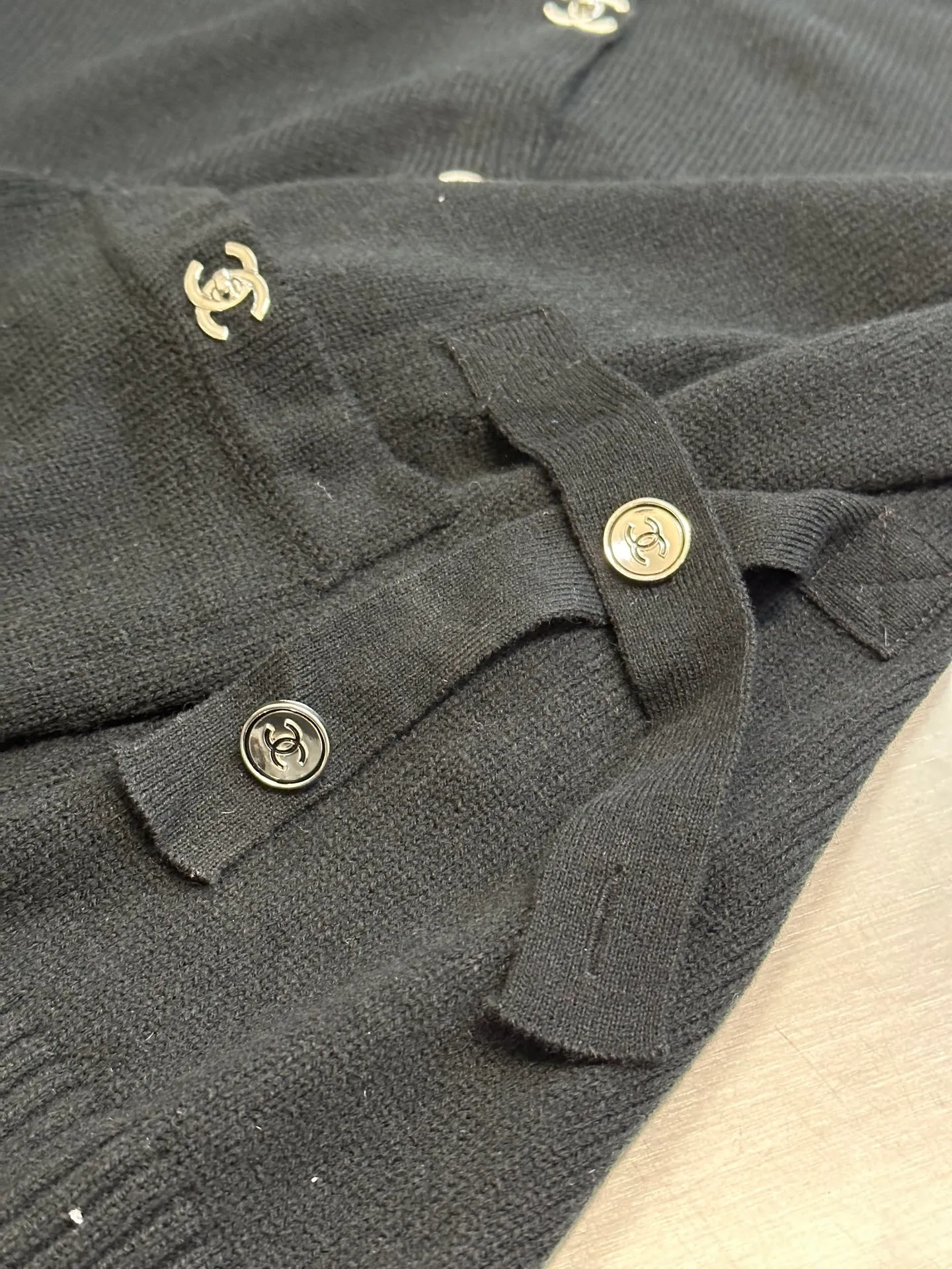 🅿️600 Chanel school bag button knitted cardigan, made of custom cashmere brocade blend, with the iconic double C buckle decorating the entire frame, highlighting the brand's distinguished identity. Using three-dimensional seam stitching, it uses a specific sewing method at the seams to make the clothing more three-dimensional and fit the body.  The needle is started and nailed by a manual special machine, and the needle is accurately started at the starting point of the button. It uses high-quality needles and threads and a special sewing machine to sew at a constant speed along the preset path, maintaining uniform strength to ensure beautiful stitches.  size：40 42 44 46