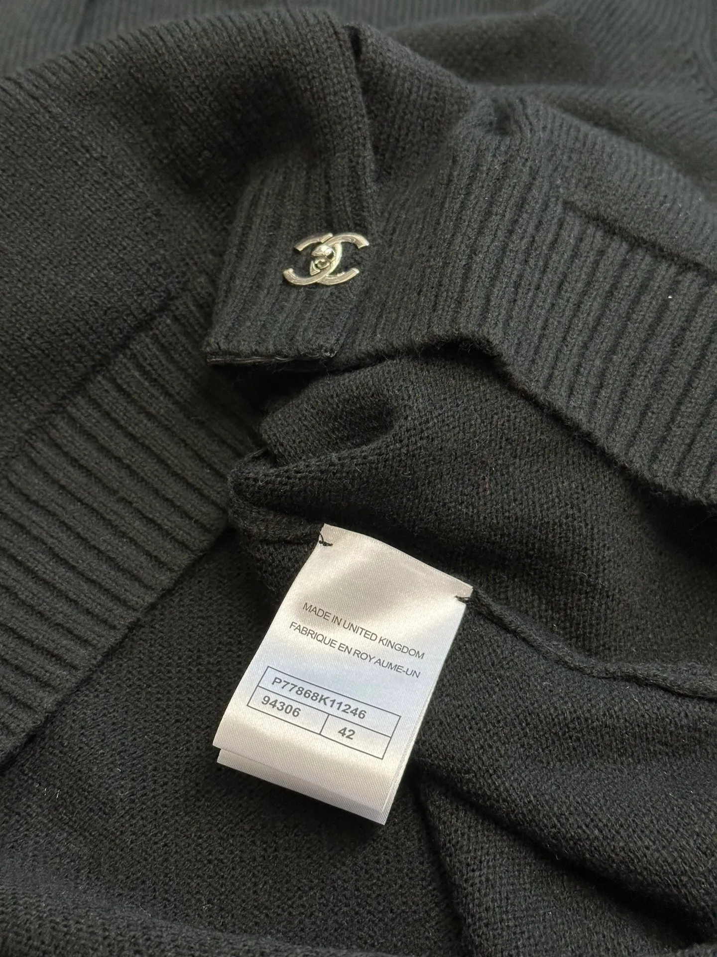 🅿️600 Chanel school bag button knitted cardigan, made of custom cashmere brocade blend, with the iconic double C buckle decorating the entire frame, highlighting the brand's distinguished identity. Using three-dimensional seam stitching, it uses a specific sewing method at the seams to make the clothing more three-dimensional and fit the body.  The needle is started and nailed by a manual special machine, and the needle is accurately started at the starting point of the button. It uses high-quality needles and threads and a special sewing machine to sew at a constant speed along the preset path, maintaining uniform strength to ensure beautiful stitches.  size：40 42 44 46