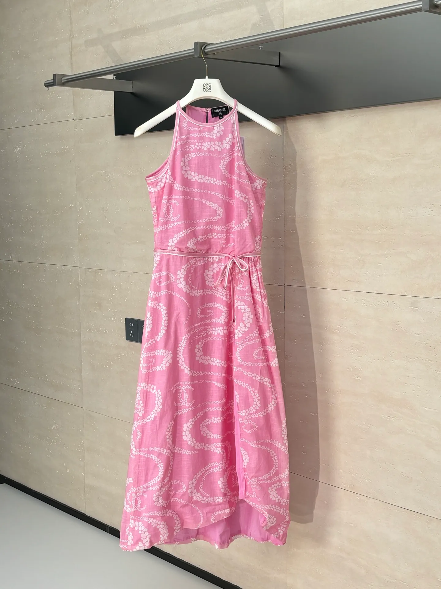 🅿️590 Chane*/Chanel Xiaoxiang 25coco beach holiday series new vest dress. Custom-woven and dyed cotton printed fabric. Decorated with flowers and brand logo patterns. The hem is slit to highlight the figure. Paired with a belt of the same color. A must-have for traveling babies. Size: 36/38/40
