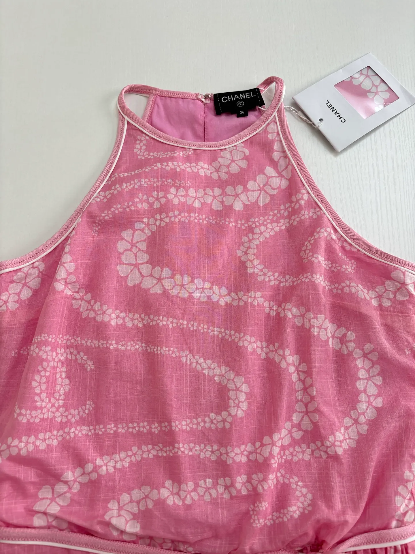🅿️590 Chane*/Chanel Xiaoxiang 25coco beach holiday series new vest dress. Custom-woven and dyed cotton printed fabric. Decorated with flowers and brand logo patterns. The hem is slit to highlight the figure. Paired with a belt of the same color. A must-have for traveling babies. Size: 36/38/40