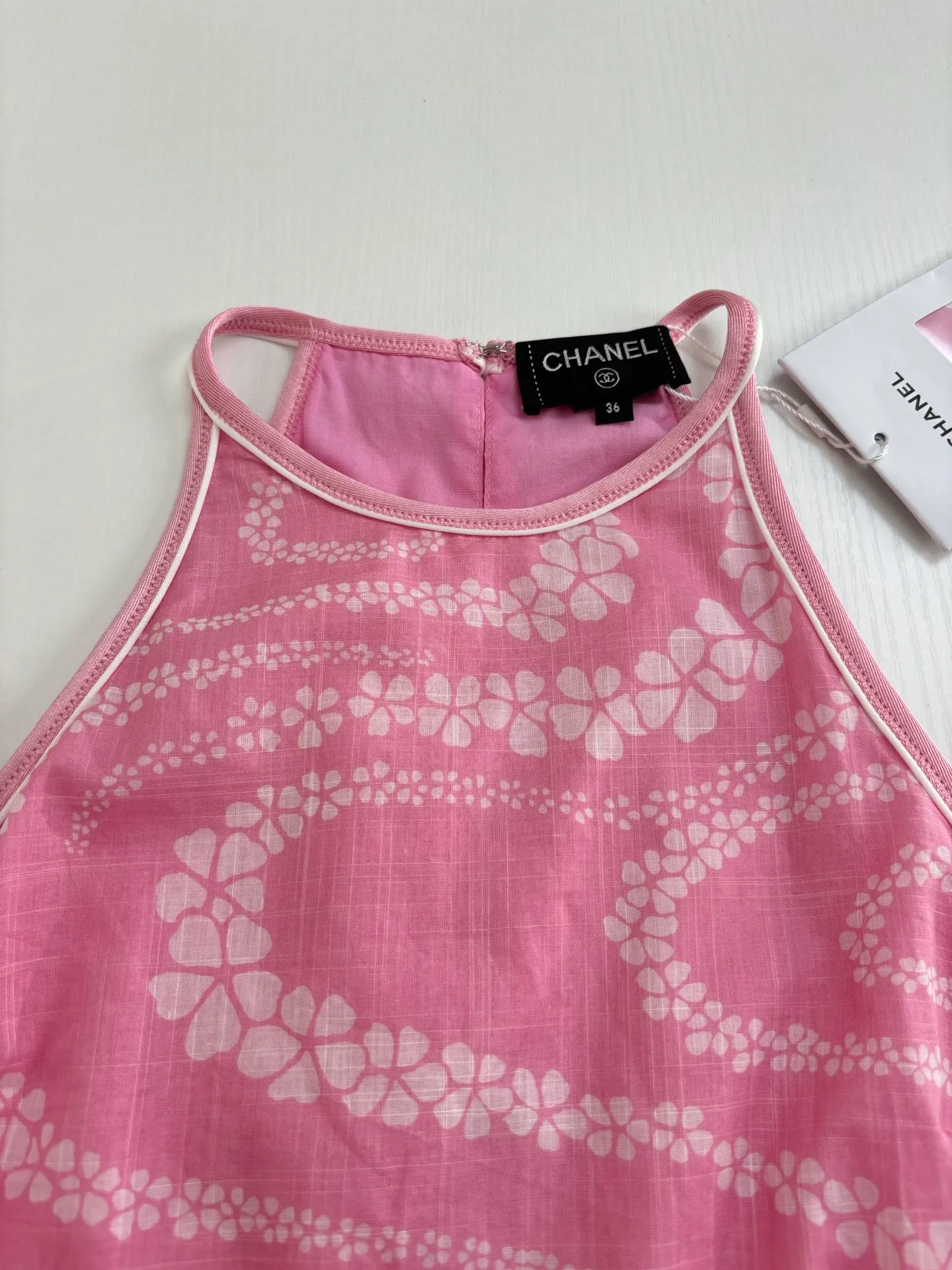 🅿️590 Chane*/Chanel Xiaoxiang 25coco beach holiday series new vest dress. Custom-woven and dyed cotton printed fabric. Decorated with flowers and brand logo patterns. The hem is slit to highlight the figure. Paired with a belt of the same color. A must-have for traveling babies. Size: 36/38/40