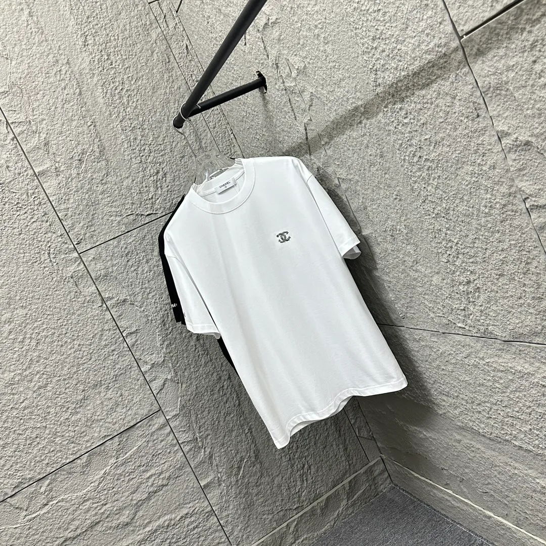 🅿️190 CHANE*Chanel*er 2025 spring and summer new style Classic bamboo letter embroidery Personalized three-dimensional silicone armband Customized double yarn plain cotton fabric Short-sleeved T-shirt Unisex Size: S (90-130 catties) M (120-150 catties) L (140-165 catties) XL (160-180 catties) XXL (180-210 pounds) Color: black white