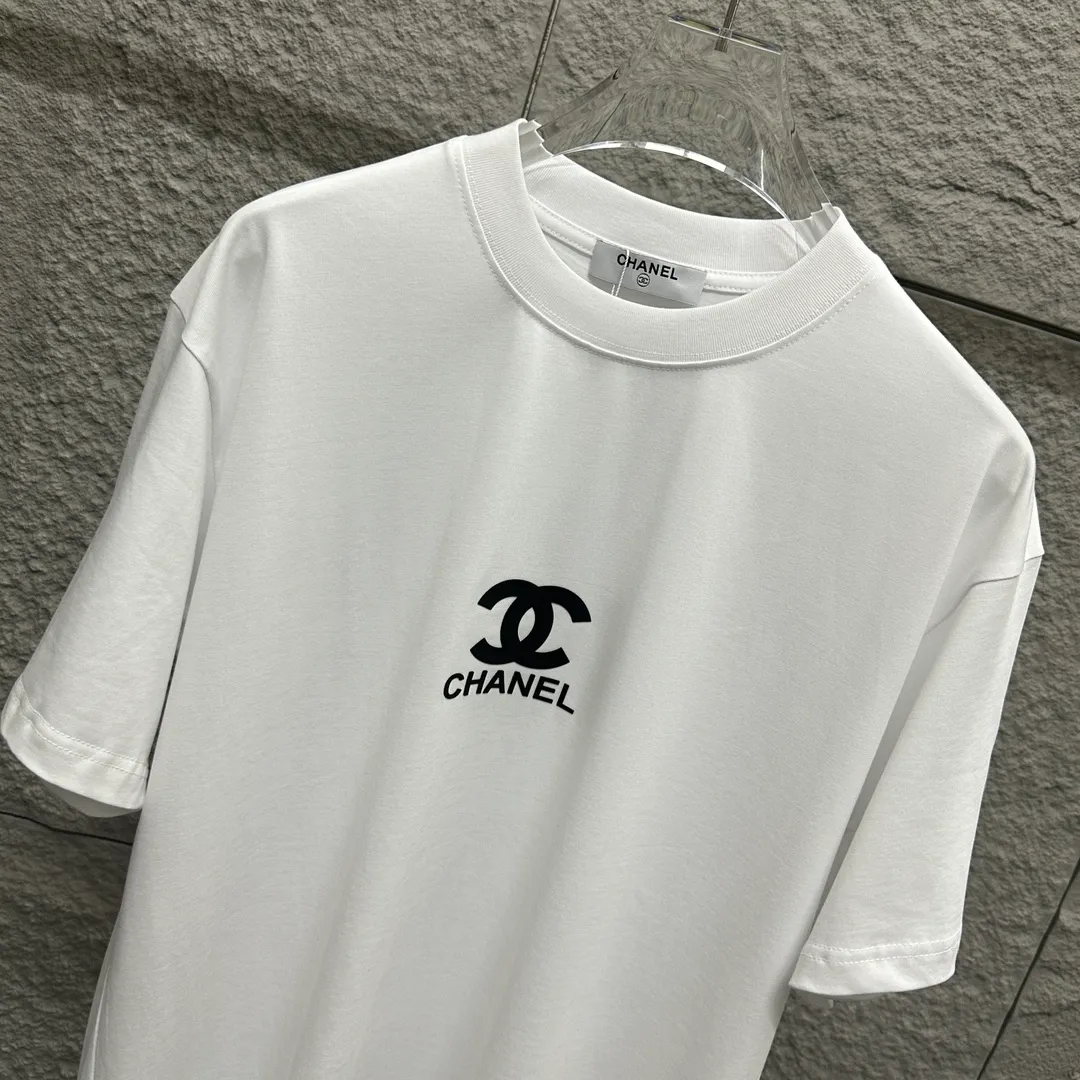 🅿️180 CHANE*Chanel*er 2025 spring and summer new style Classic totem letters Three-dimensional silicone technology Customized double yarn plain cotton fabric Short-sleeved T-shirt Same style for men and women Color: black white Size: S (90-130 pounds) M (120-150 pounds) L (140-165 pounds) XL (160-180 pounds) XXL (180-210 pounds)
