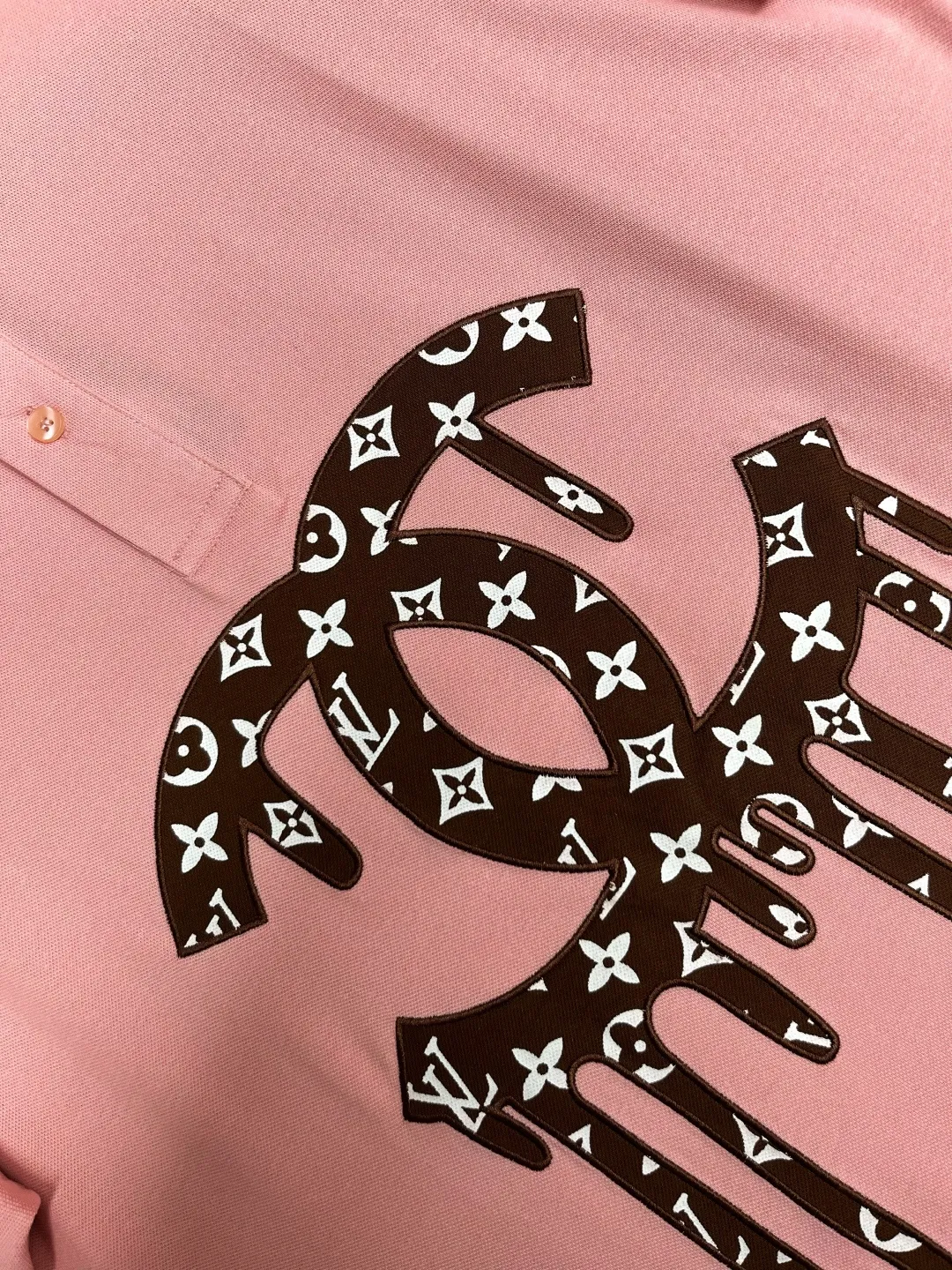🅿️220 CHANEL&LV Chanel Louis Vuitton joint letter embroidery new Polo shirt Original fabric Original customized accessories Official same style Made of 210 grams of mercerized pique fabric, customized in the same vat dyed fabric It feels very comfortable and smooth The version is quite wide and stylish Produced by a first-line brand OEM factory Imported Behringer embroidery machine The embroidery is full and textured The collar ribs are woven with imported yarn and will not deform after long-term wear The latest spring and summer style, fashionable and personalized, super versatile and good-looking, very suitable for both men and women, a must-have style for everyone. Color: black, white, pink, size: M-XXXL