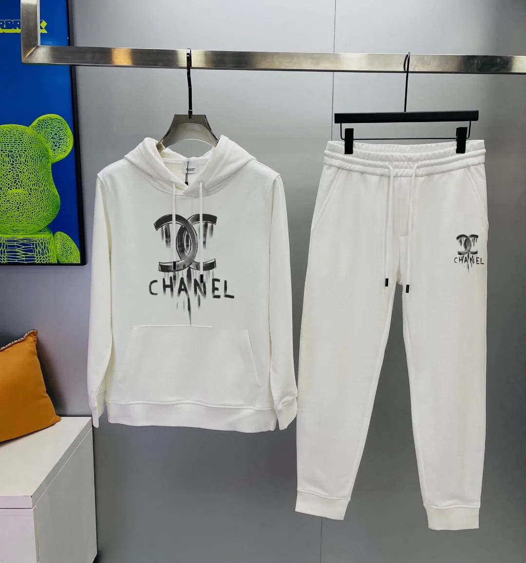 🅿️400 [CHANEL Chanel] (Gospel for Fatty) hot-selling suit is coming. Focus on the original version of the official website. 2025 new hot-selling cardigan and sweatshirt suit. The original order is the best. 🇭🇰The meticulous work of top designers. Just for a fitting and perfect upper body effect. 100% natural high-quality Roman cotton, close-fitting comfort, noble and elegant! Original hardware embodies elegance and nobility! Counter size: M-5XL (maximum wear up to 220 pounds)