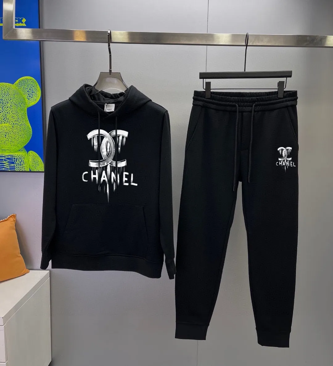 🅿️400 [CHANEL Chanel] (Gospel for Fatty) hot-selling suit is coming. Focus on the original version of the official website. 2025 new hot-selling cardigan and sweatshirt suit. The original order is the best. 🇭🇰The meticulous work of top designers. Just for a fitting and perfect upper body effect. 100% natural high-quality Roman cotton, close-fitting comfort, noble and elegant! Original hardware embodies elegance and nobility! Counter size: M-5XL (maximum wear up to 220 pounds)