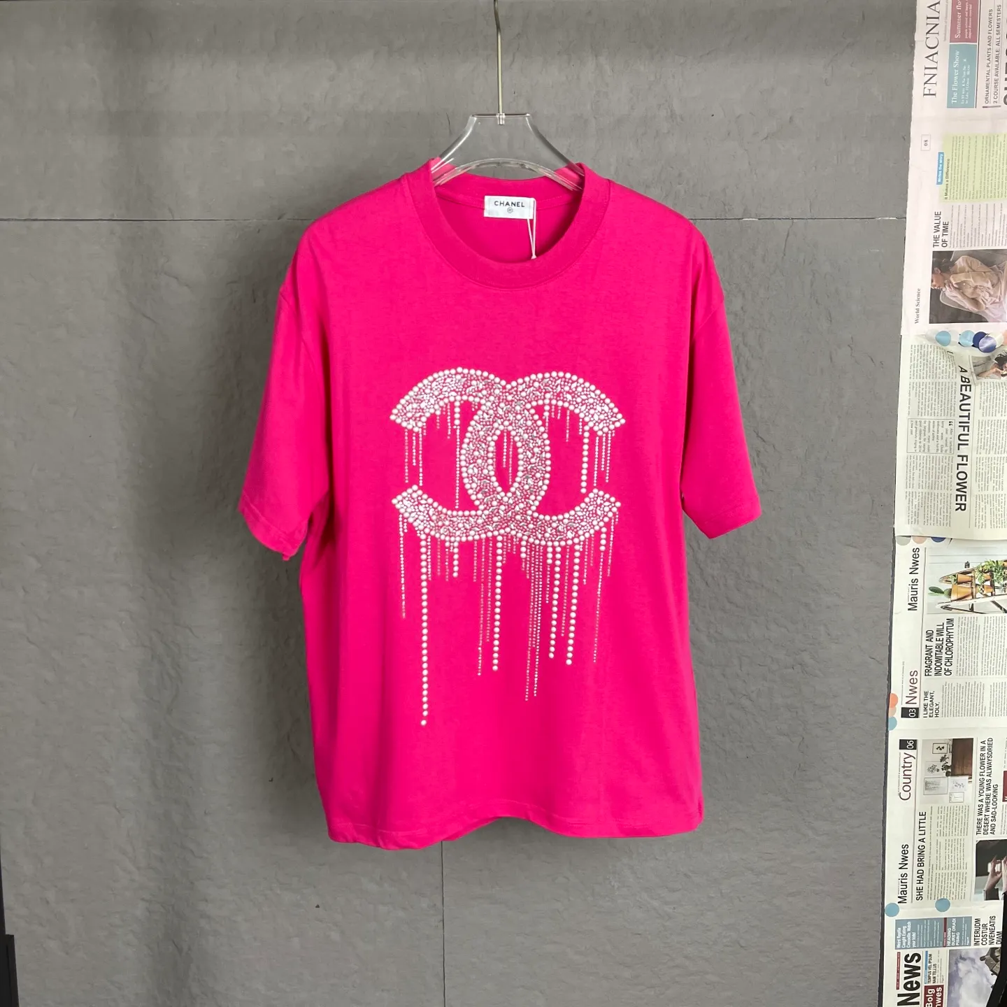 🅿️170 /C10 Chanel 25ss 300g hot diamond weight early spring new letter logo short sleeves light luxury essential item for daily commuting for men and women. Correct version welcome to compare detailed features 100% cotton double yarn jersey fabric ·Special thickened 32 pieces of double-strand 1x1 thread in the same vat ·Three-dimensional film foam tape hot stamping ·Double-needle stitching and cross-stitching technology ·Original main mark, washed tag, brand moisture-proof paper packaging Color: black white rose red Size: S-XL