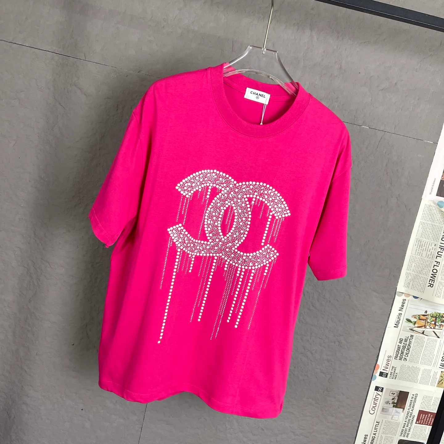 🅿️170 /C10 Chanel 25ss 300g hot diamond weight early spring new letter logo short sleeves light luxury essential item for daily commuting for men and women. Correct version welcome to compare detailed features 100% cotton double yarn jersey fabric ·Special thickened 32 pieces of double-strand 1x1 thread in the same vat ·Three-dimensional film foam tape hot stamping ·Double-needle stitching and cross-stitching technology ·Original main mark, washed tag, brand moisture-proof paper packaging Color: black white rose red Size: S-XL