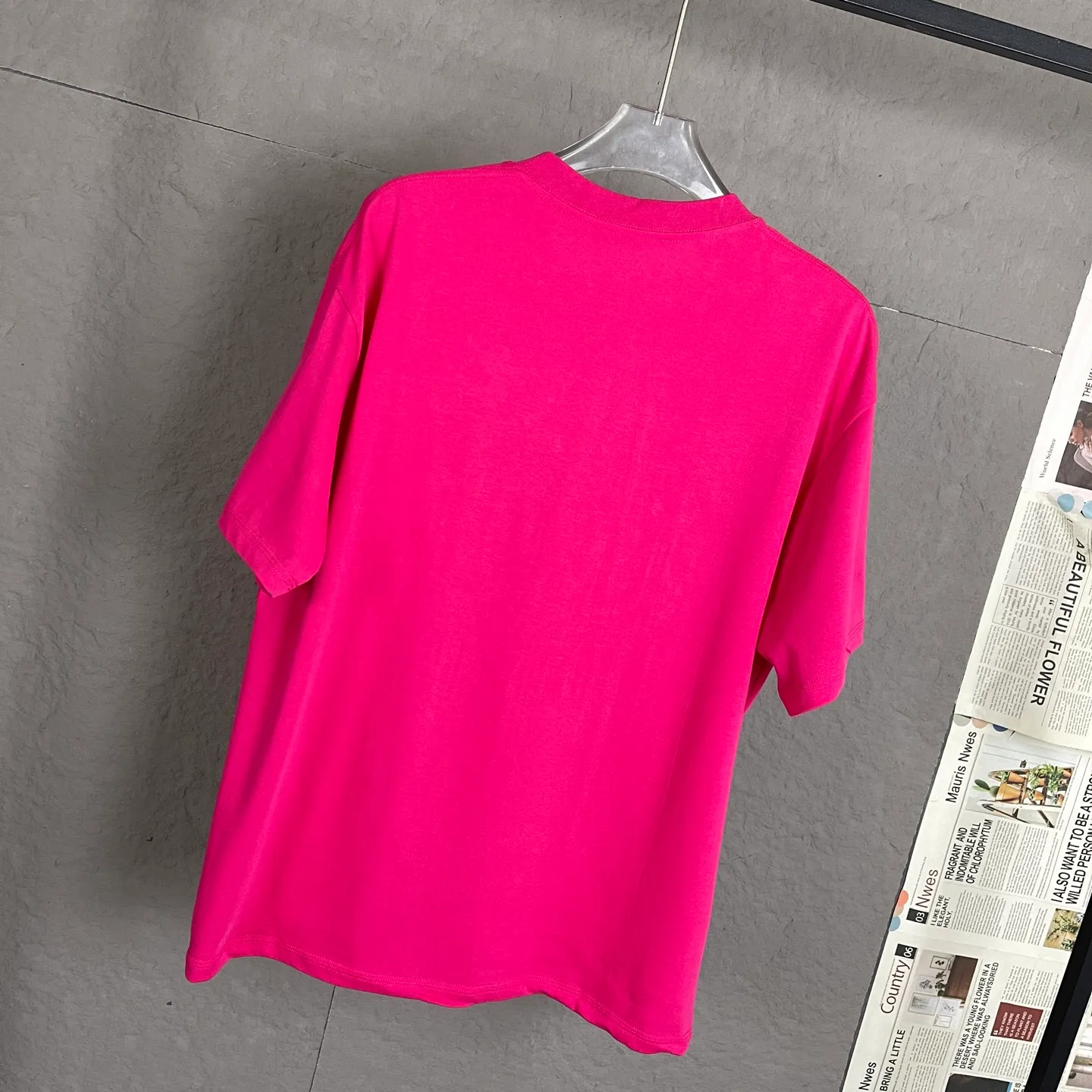 🅿️170 /C10 Chanel 25ss 300g hot diamond weight early spring new letter logo short sleeves light luxury essential item for daily commuting for men and women. Correct version welcome to compare detailed features 100% cotton double yarn jersey fabric ·Special thickened 32 pieces of double-strand 1x1 thread in the same vat ·Three-dimensional film foam tape hot stamping ·Double-needle stitching and cross-stitching technology ·Original main mark, washed tag, brand moisture-proof paper packaging Color: black white rose red Size: S-XL