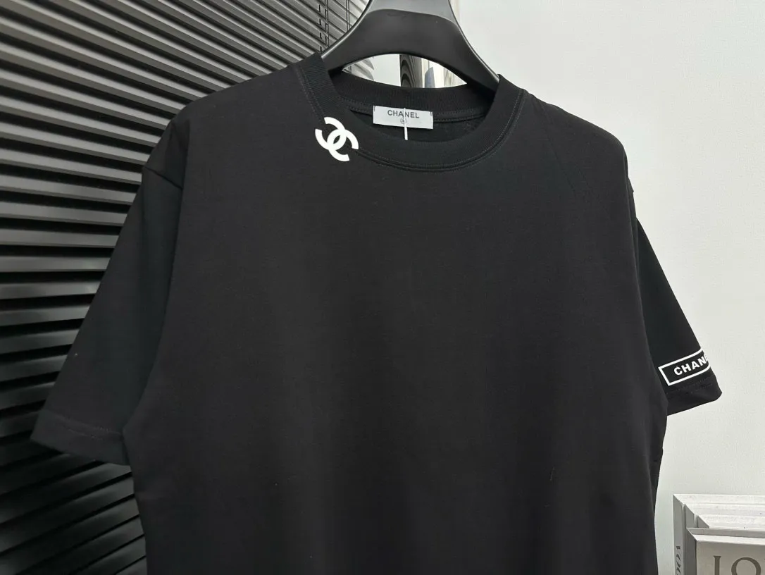 🅿️170 【ChaneL】Xiaoxiangfeng 25ss new round neck T-shirt. Pure cotton fabric, washed, soft and skin-friendly. The workmanship is meticulous, the thickness is moderate, the shape is simple and refined, independent and elegant. The same style for men and women, loose fit, fashionable and versatile for all ages. Color: Black White Size: XS-L