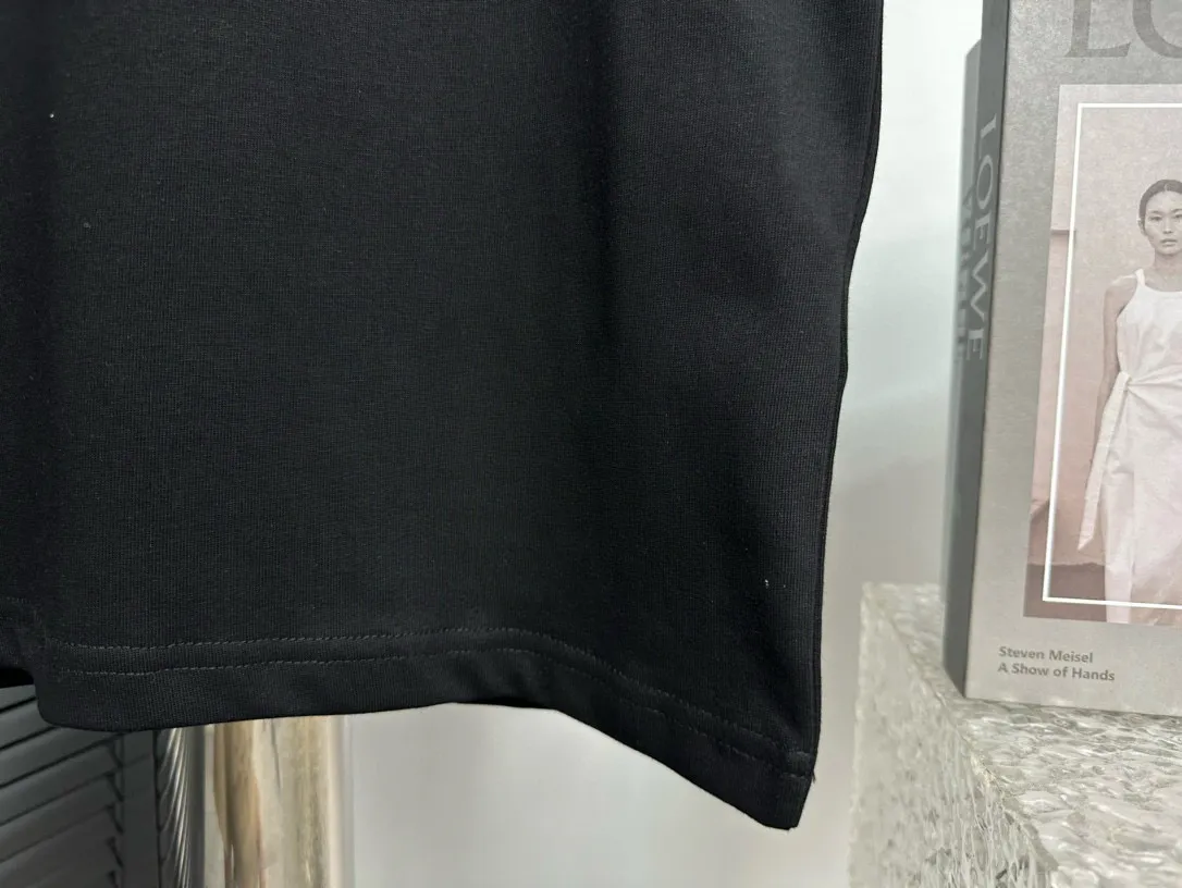 🅿️170 【ChaneL】Xiaoxiangfeng 25ss new round neck T-shirt. Pure cotton fabric, washed, soft and skin-friendly. The workmanship is meticulous, the thickness is moderate, the shape is simple and refined, independent and elegant. The same style for men and women, loose fit, fashionable and versatile for all ages. Color: Black White Size: XS-L
