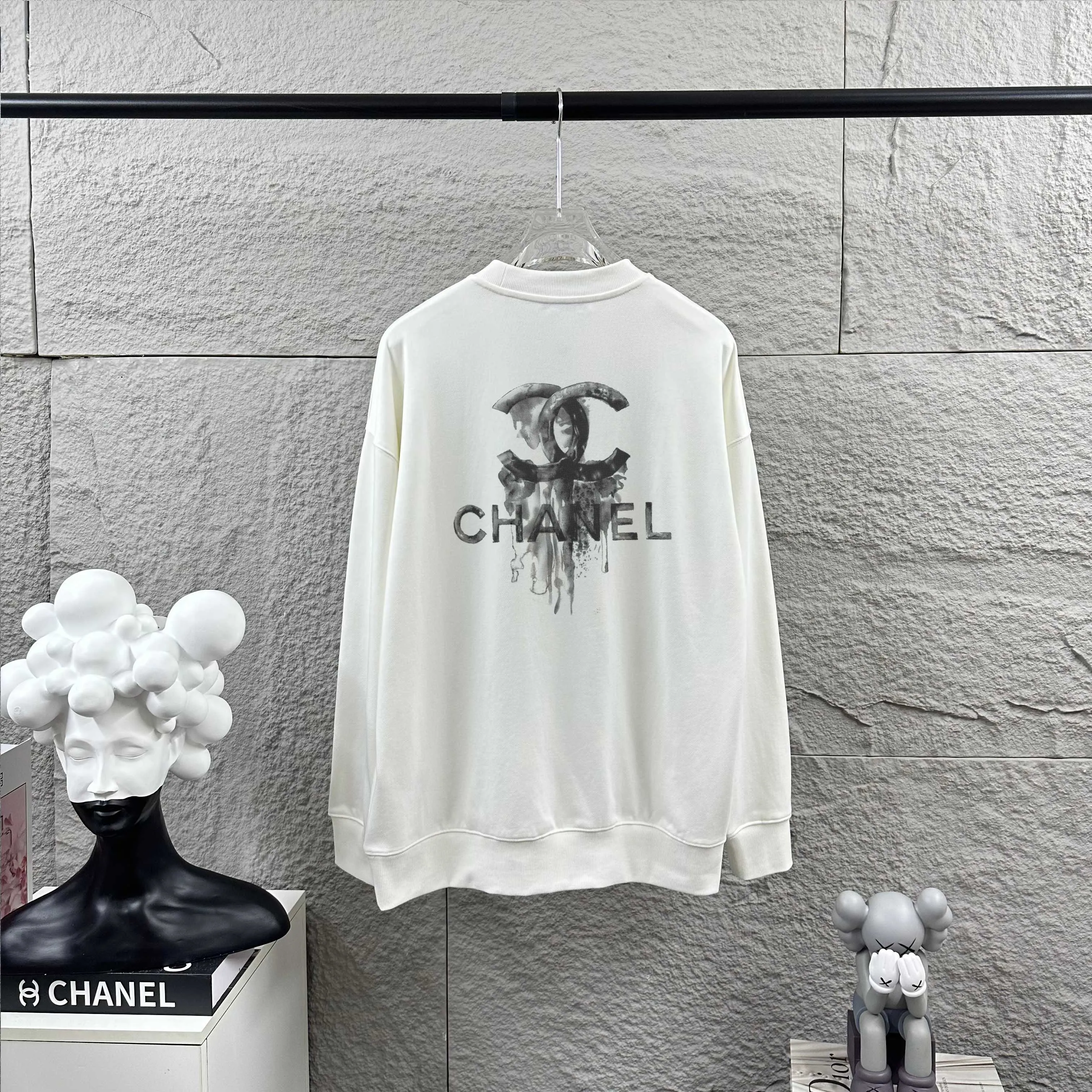 🅿️240 Chane*Chanel*er 2025 early autumn and winter new style Classic letter totem cross black and white print on the front and back Customized terry fabric Long-sleeved round neck sweatshirt Unisex size Size: S (90-130 pounds) M (120-150 pounds) L (140-165 pounds) XL (160-180 pounds) XXL (180-210 pounds) Color: black white