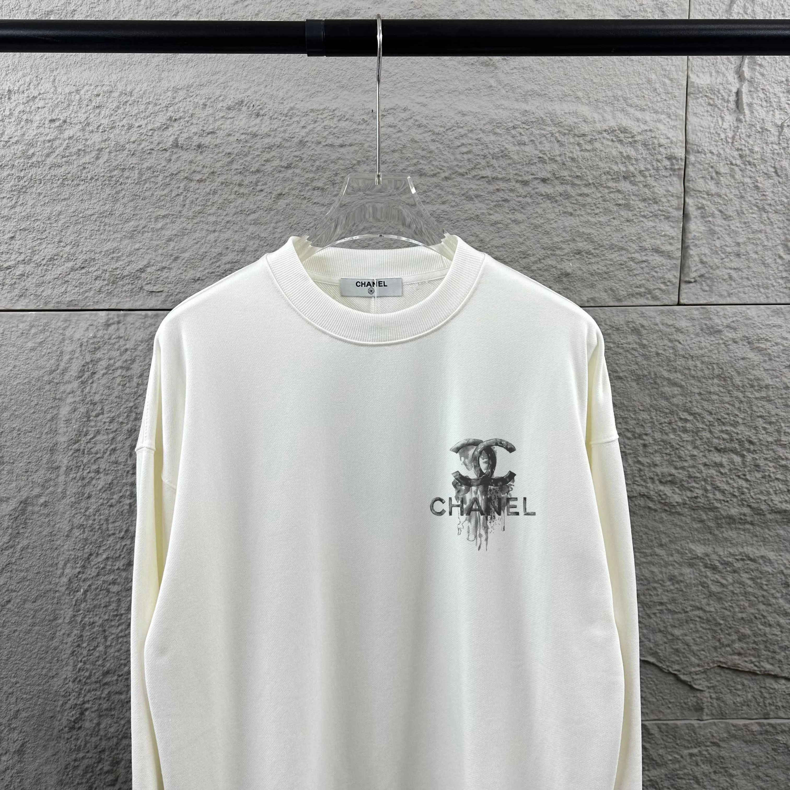 🅿️240 Chane*Chanel*er 2025 early autumn and winter new style Classic letter totem cross black and white print on the front and back Customized terry fabric Long-sleeved round neck sweatshirt Unisex size Size: S (90-130 pounds) M (120-150 pounds) L (140-165 pounds) XL (160-180 pounds) XXL (180-210 pounds) Color: black white