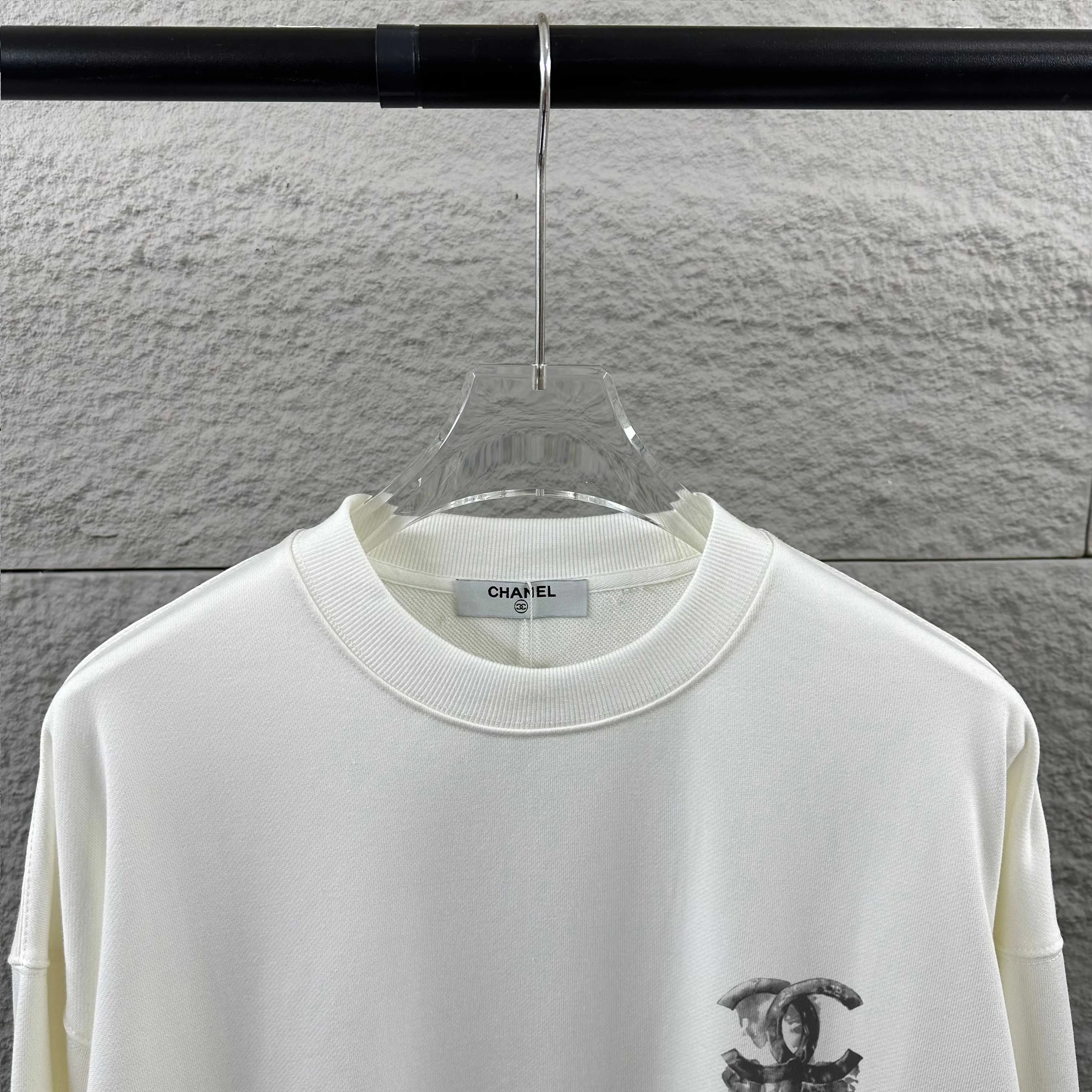 🅿️240 Chane*Chanel*er 2025 early autumn and winter new style Classic letter totem cross black and white print on the front and back Customized terry fabric Long-sleeved round neck sweatshirt Unisex size Size: S (90-130 pounds) M (120-150 pounds) L (140-165 pounds) XL (160-180 pounds) XXL (180-210 pounds) Color: black white