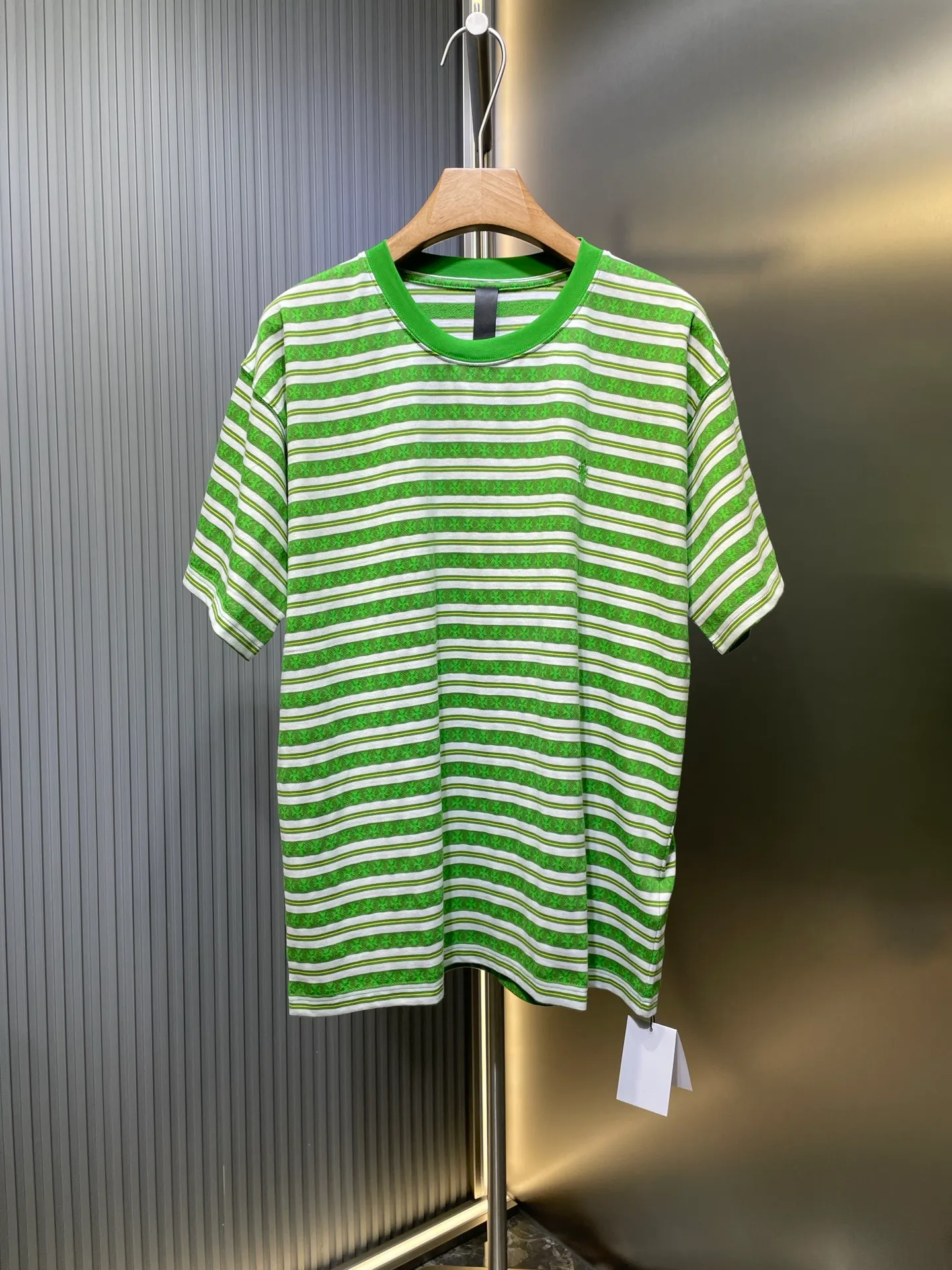 🅿️280 CH🌟【Top original order】Fully printed cross-dyed short sleeves The fabric is made of 26-count oe yarn, which is different from the 21s pure cotton yarn on the market. The different yarns on the market mean that the shape, size, and stitch length of the entire jacquard will be different from the original version. The whole piece has four colors, and they are all colored according to the Z sample. The fabric is printed. The dyeing cycle of Sehe yarn is about 30 days. The entire fabric is made by yarn-dyed jacquard technology. The embroidery thread is fixed-dyed 105d polyester thread, using imported No. 9 needles. The overall pattern density and line arc are basically consistent, and there are three customized accessories. size：s-l