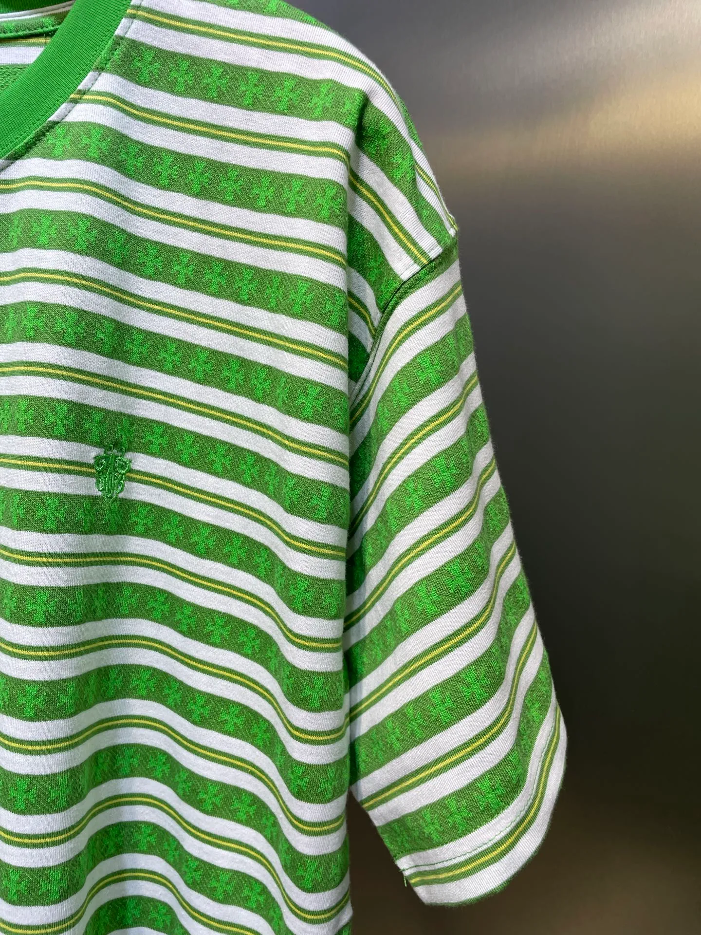 🅿️280 CH🌟【Top original order】Fully printed cross-dyed short sleeves The fabric is made of 26-count oe yarn, which is different from the 21s pure cotton yarn on the market. The different yarns on the market mean that the shape, size, and stitch length of the entire jacquard will be different from the original version. The whole piece has four colors, and they are all colored according to the Z sample. The fabric is printed. The dyeing cycle of Sehe yarn is about 30 days. The entire fabric is made by yarn-dyed jacquard technology. The embroidery thread is fixed-dyed 105d polyester thread, using imported No. 9 needles. The overall pattern density and line arc are basically consistent, and there are three customized accessories. size：s-l