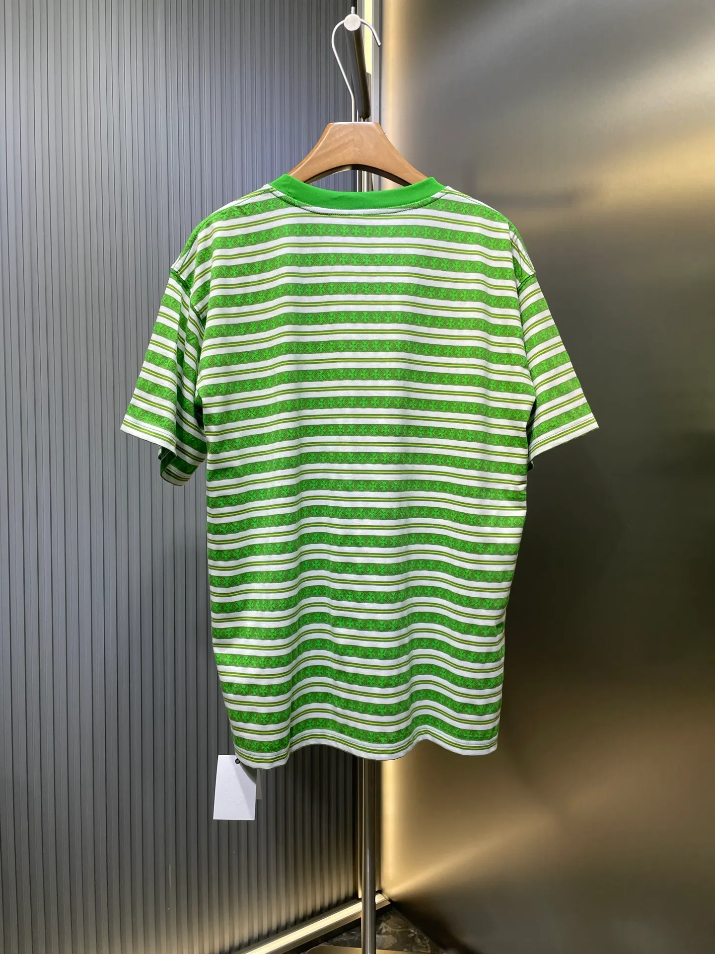🅿️280 CH🌟【Top original order】Fully printed cross-dyed short sleeves The fabric is made of 26-count oe yarn, which is different from the 21s pure cotton yarn on the market. The different yarns on the market mean that the shape, size, and stitch length of the entire jacquard will be different from the original version. The whole piece has four colors, and they are all colored according to the Z sample. The fabric is printed. The dyeing cycle of Sehe yarn is about 30 days. The entire fabric is made by yarn-dyed jacquard technology. The embroidery thread is fixed-dyed 105d polyester thread, using imported No. 9 needles. The overall pattern density and line arc are basically consistent, and there are three customized accessories. size：s-l