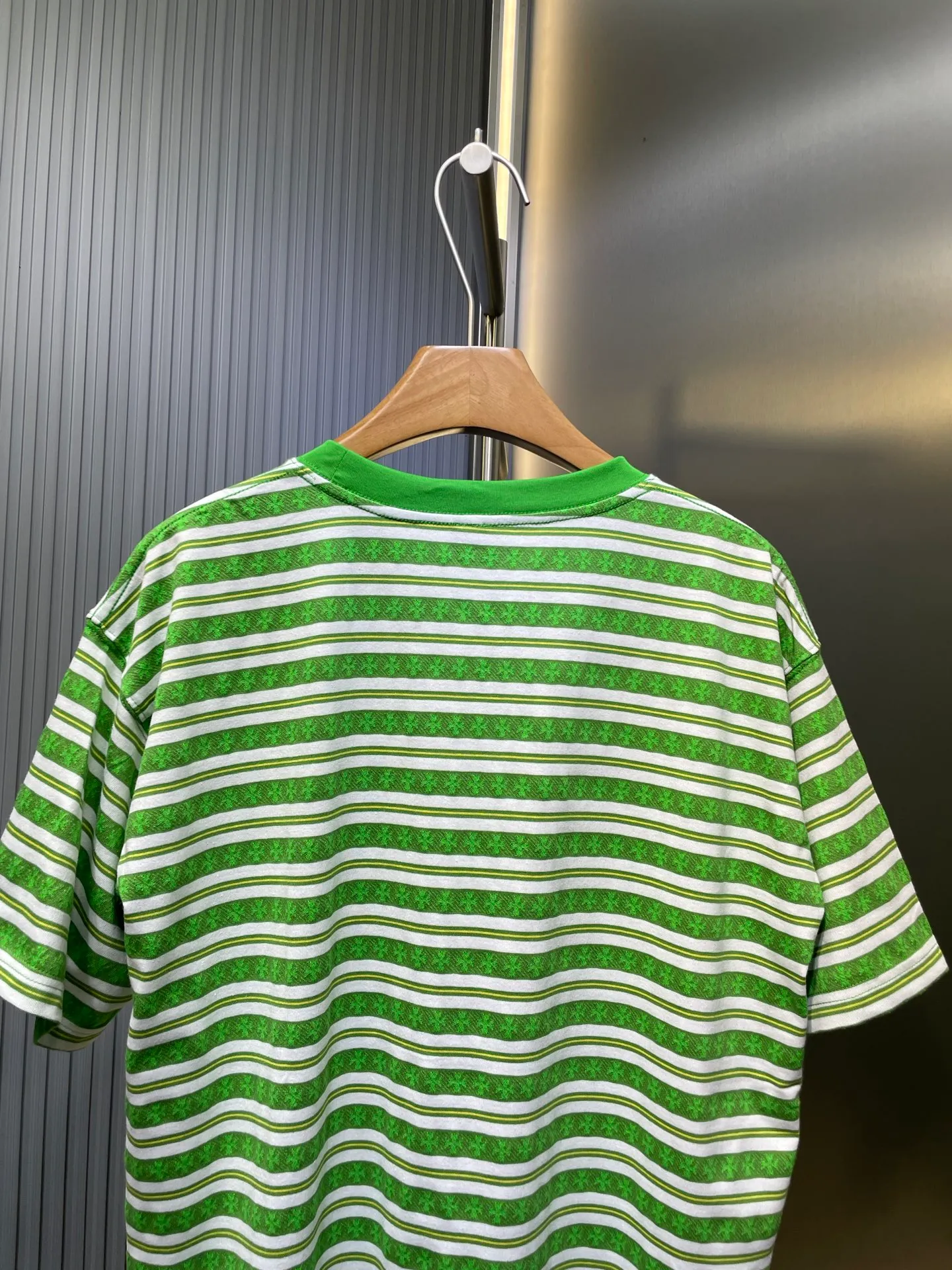 🅿️280 CH🌟【Top original order】Fully printed cross-dyed short sleeves The fabric is made of 26-count oe yarn, which is different from the 21s pure cotton yarn on the market. The different yarns on the market mean that the shape, size, and stitch length of the entire jacquard will be different from the original version. The whole piece has four colors, and they are all colored according to the Z sample. The fabric is printed. The dyeing cycle of Sehe yarn is about 30 days. The entire fabric is made by yarn-dyed jacquard technology. The embroidery thread is fixed-dyed 105d polyester thread, using imported No. 9 needles. The overall pattern density and line arc are basically consistent, and there are three customized accessories. size：s-l